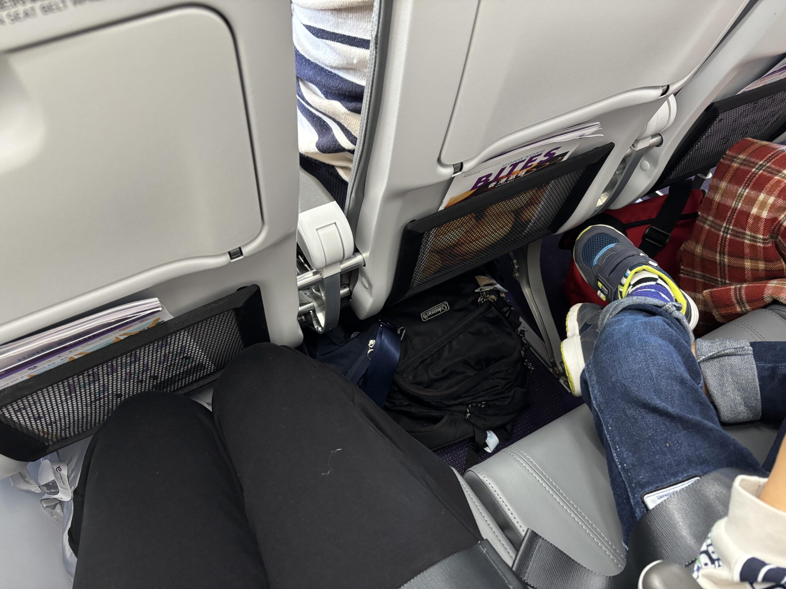 飛行機の座席に座ったときの足元スペース