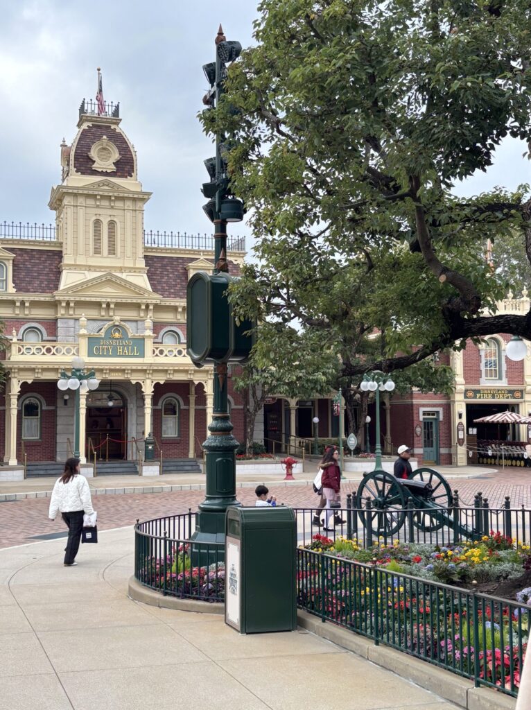 香港ディズニーランド シティーホールと消防署の位置関係
