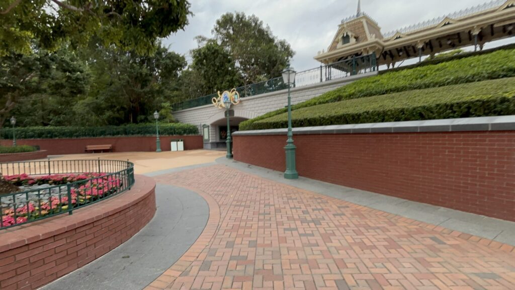 香港ディズニーランド ミッキー花壇左側の橋