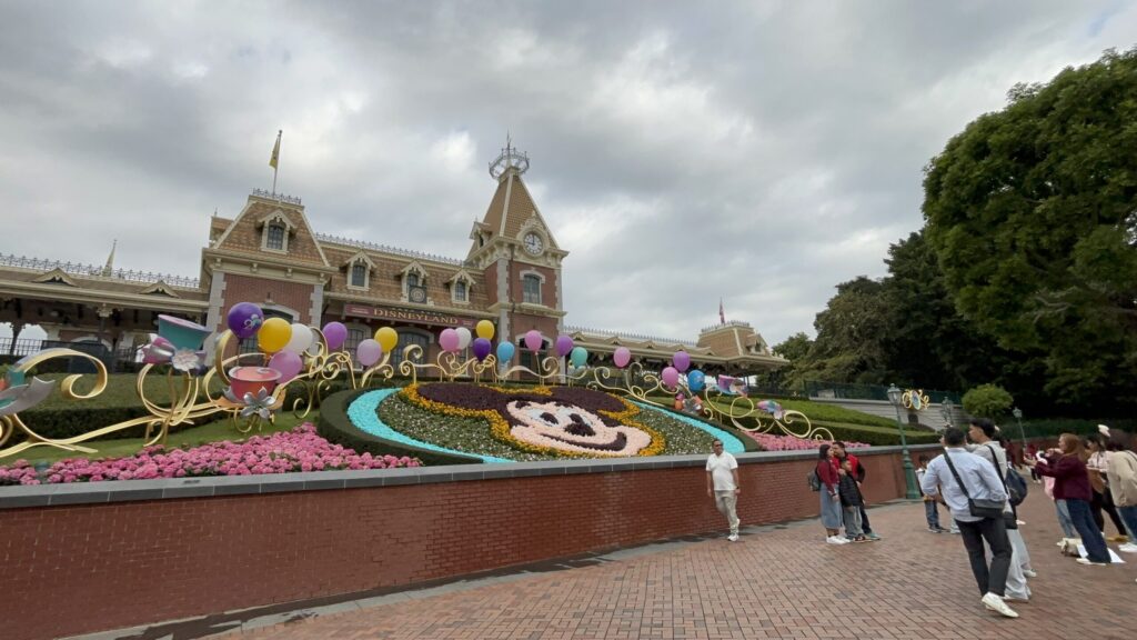 香港ディズニーランド 入園後すぐに見えるミッキーの花壇