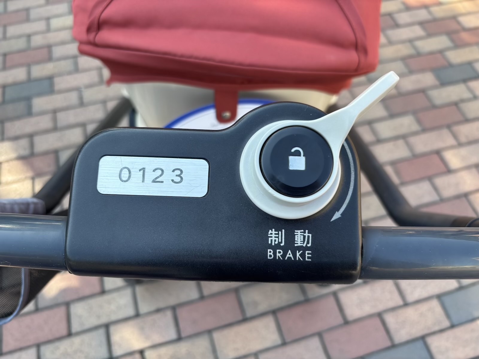 香港ディズニーランドのレンタルベビーカーのブレーキ部分