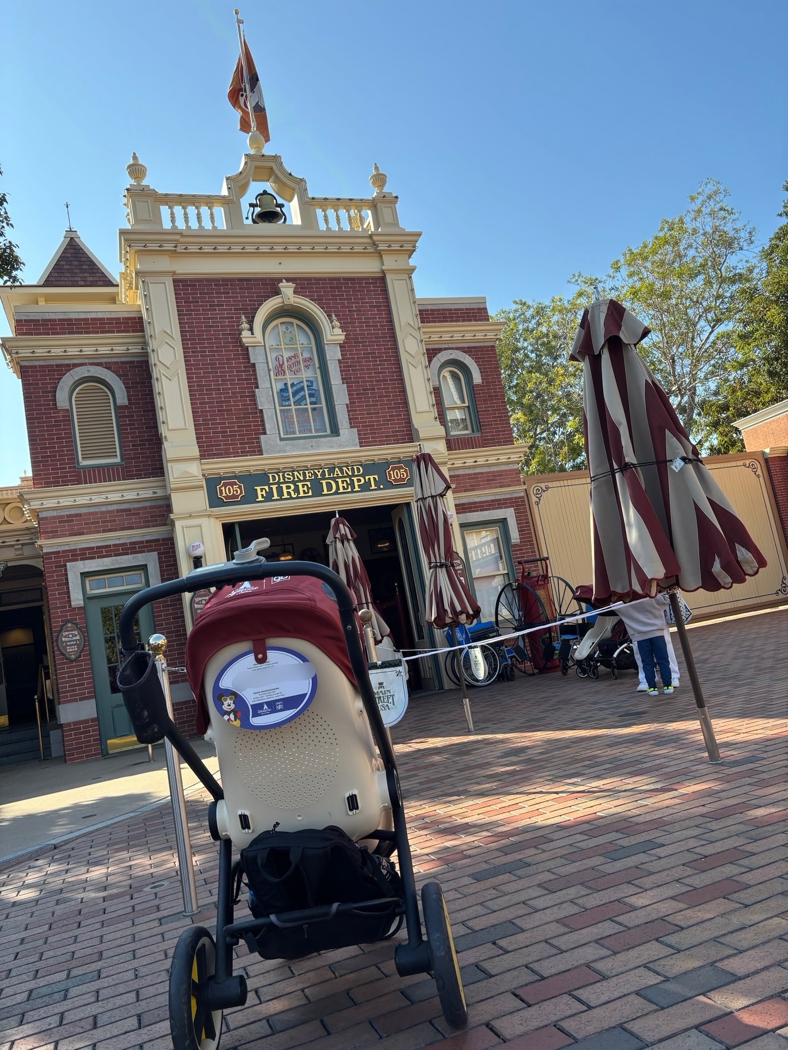 香港ディズニーランドのベビーカーに付けるネームプレートの様子