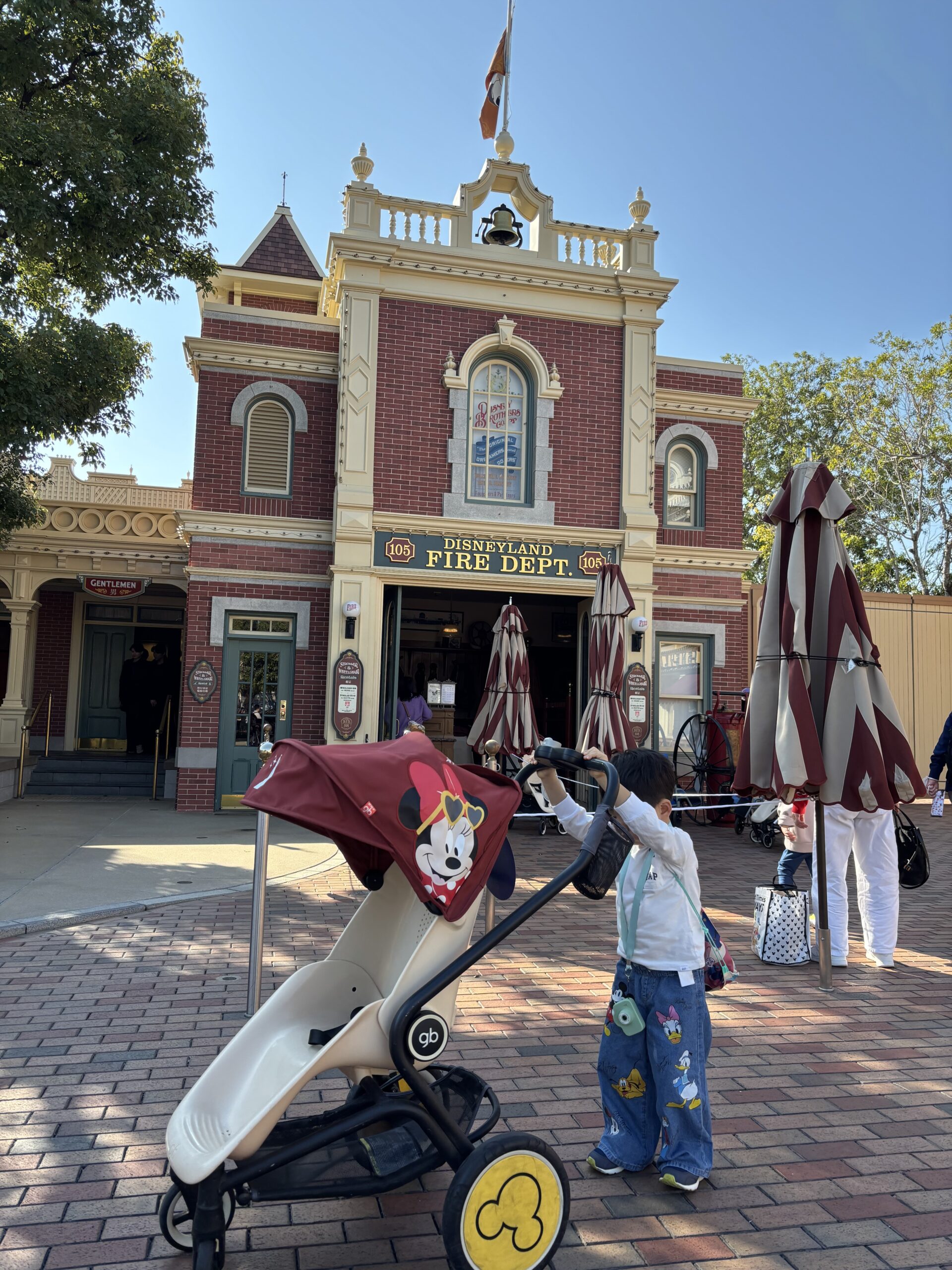 香港ディズニーランドの消防署前でレンタルしたベビーカーの全体写真
