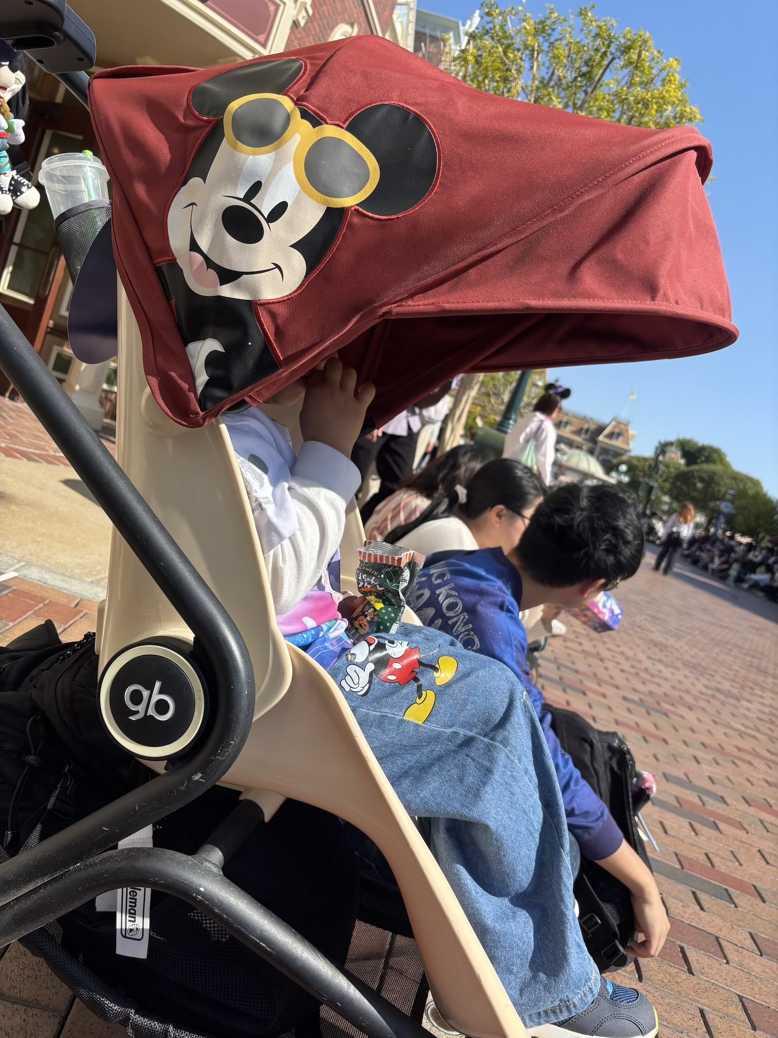香港ディズニーランドのベビーカーの日除けで子どもの上半身が日陰になっている様子