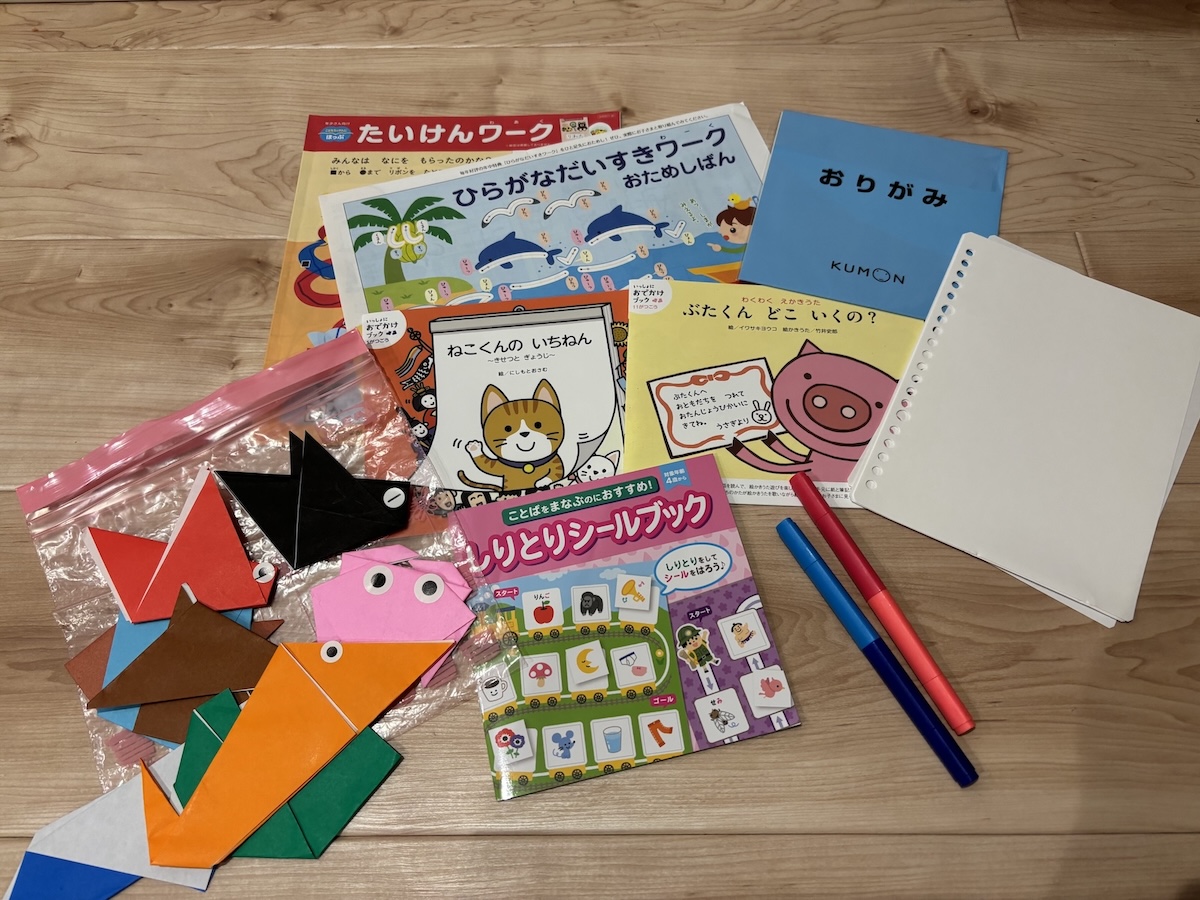 モニターなしのLCC機内で子どもが退屈しないために用意した暇つぶしグッズ