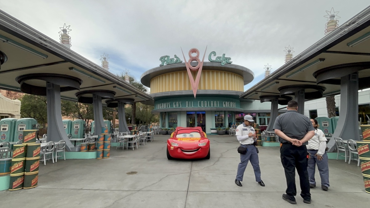 アナハイムのカーズランドでフローのV8カフェ前に停まるライトニング・マックイーン(朝の様子)