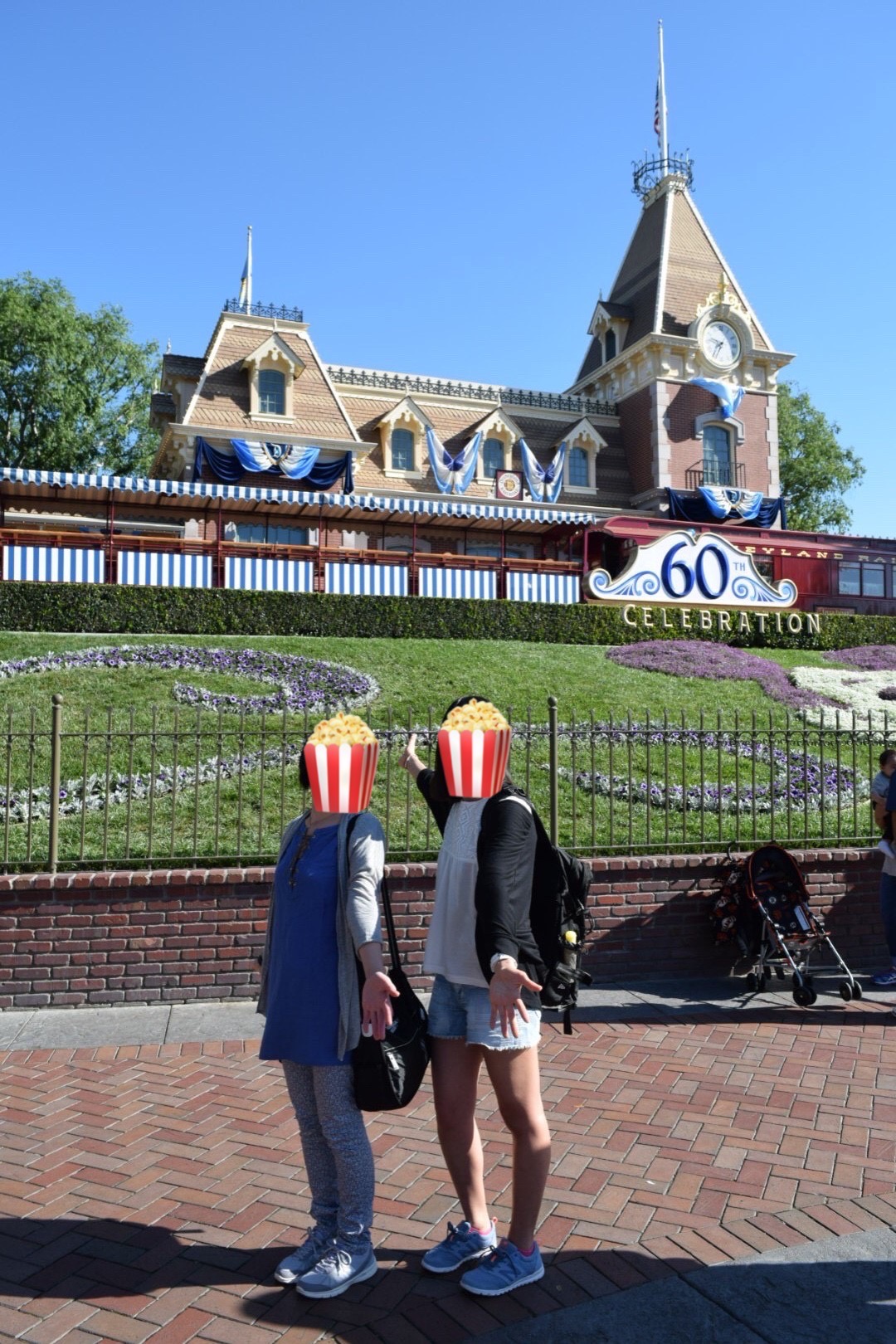 アナハイムディズニー60周年の花壇前で撮影した2016年の記念写真