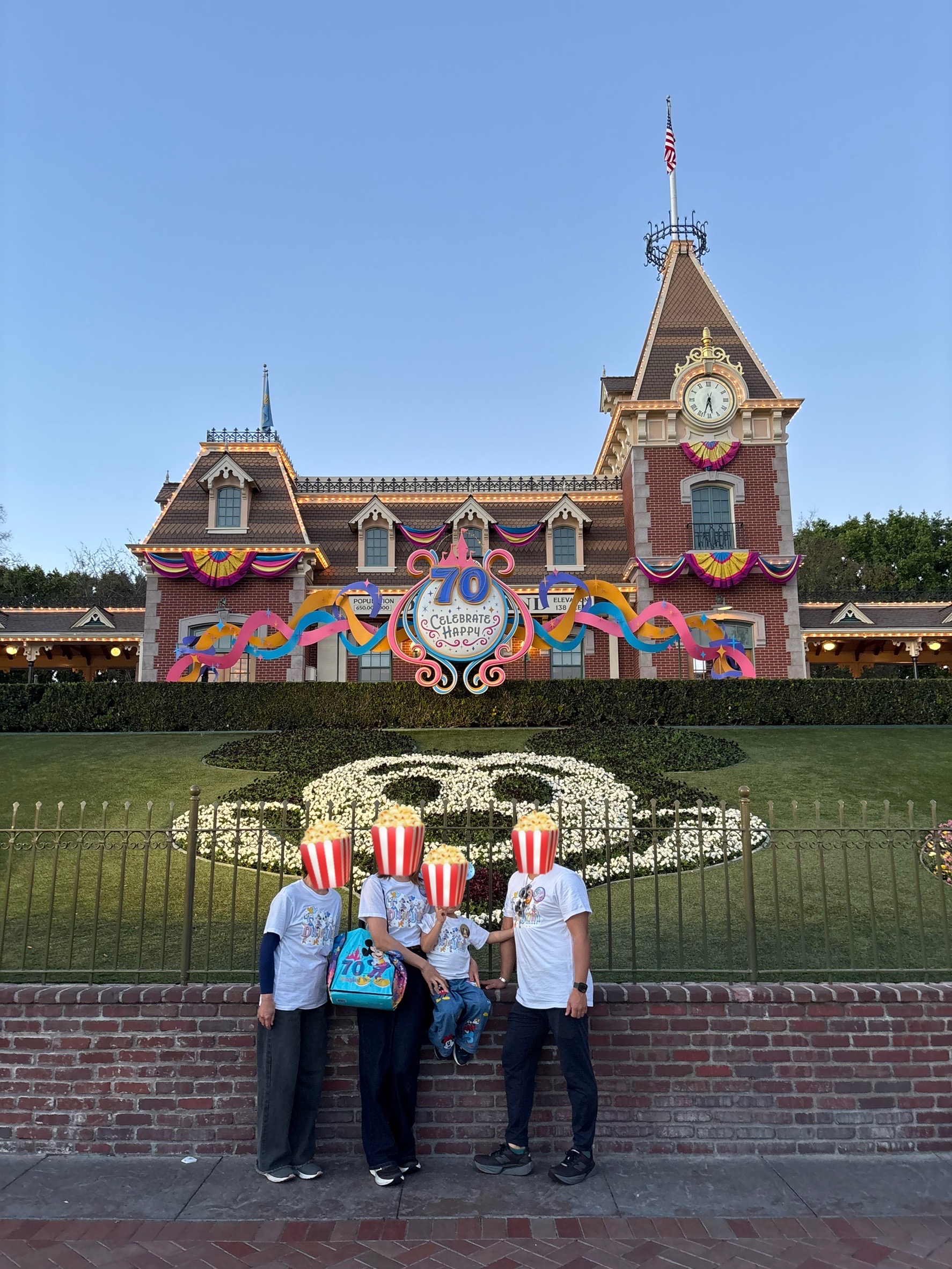 アナハイムディズニー70周年の花壇前で息子と撮影した2026年の記念写真