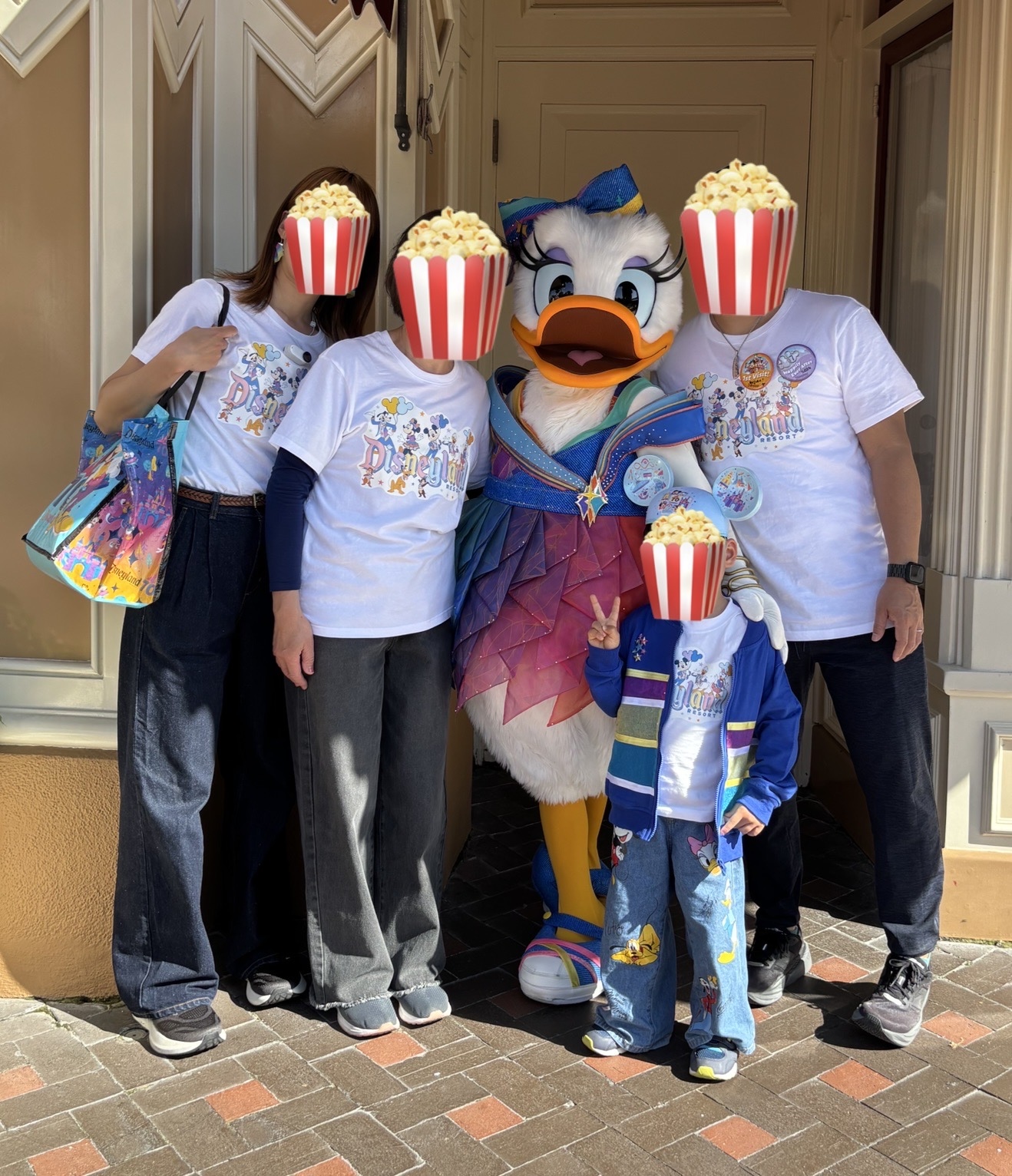 アナハイムディズニー70周年でデイジーと息子、主人、母、私の三世代家族が撮影したグリーティング写真。