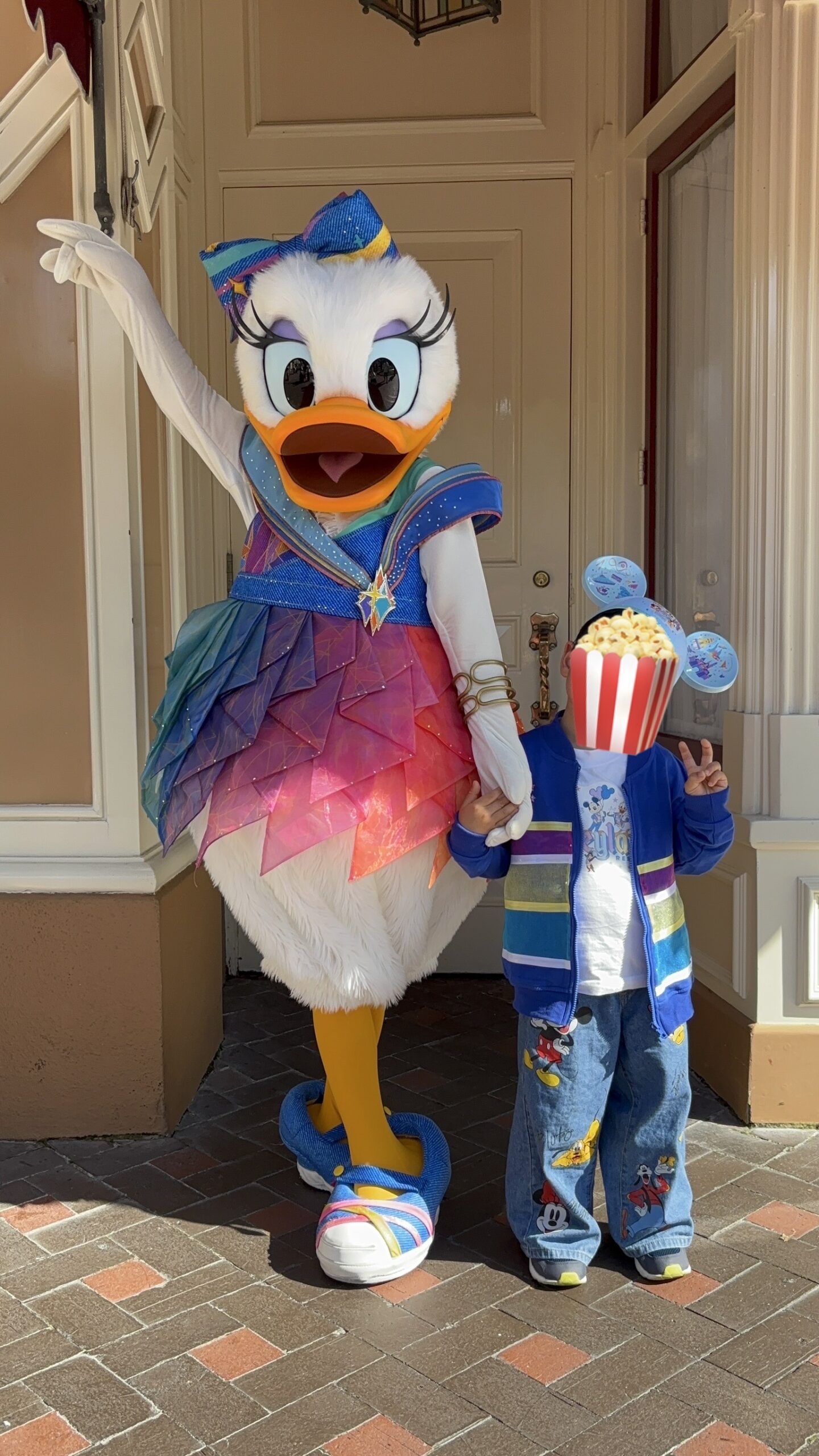 アナハイムディズニー70周年でデイジーと息子が撮影したツーショット写真。