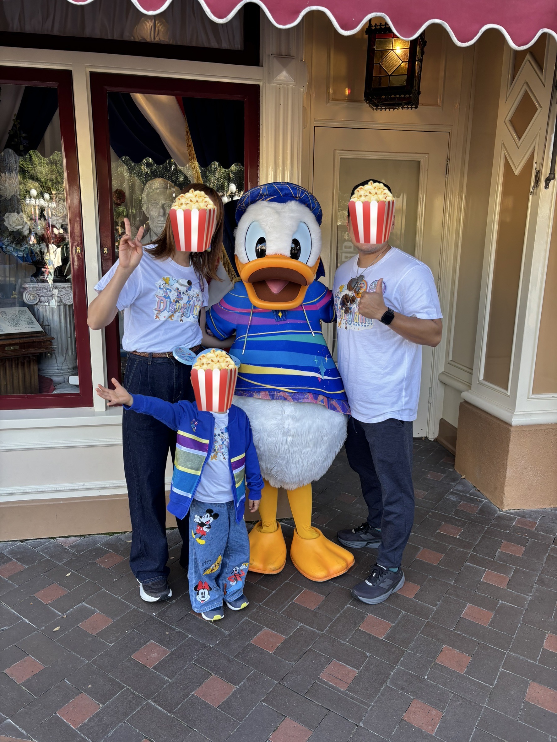 アナハイムディズニー70周年でドナルドと家族3人で撮影したグリーティング写真。