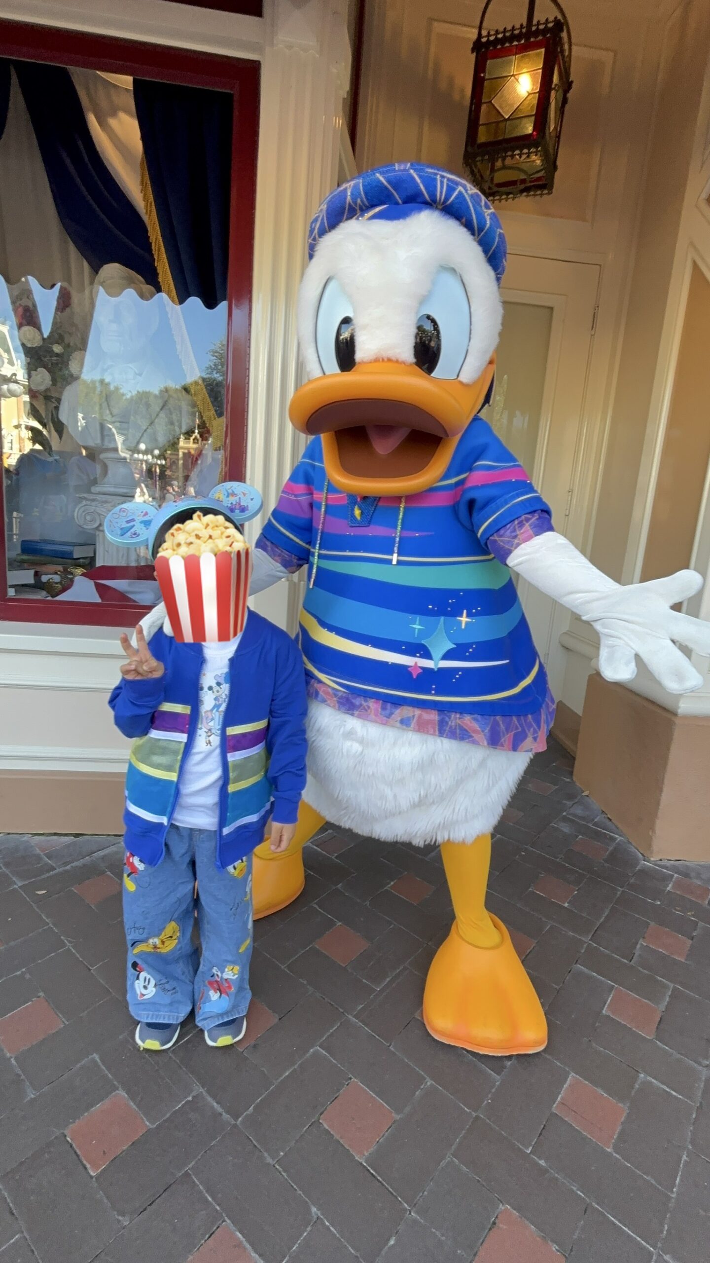 アナハイムディズニー70周年アウトフィットのドナルドと息子のツーショット。手を繋いでエスコートしてくれた後の笑顔の写真。