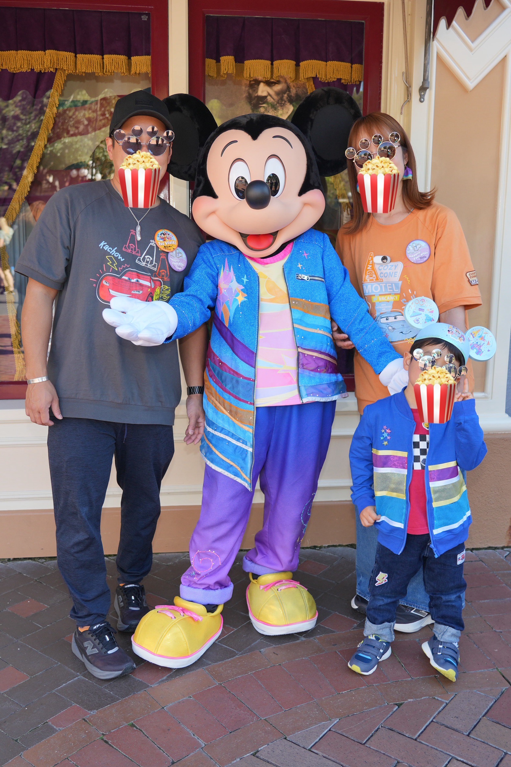 アナハイムディズニー70周年でミッキーと撮影した家族写真