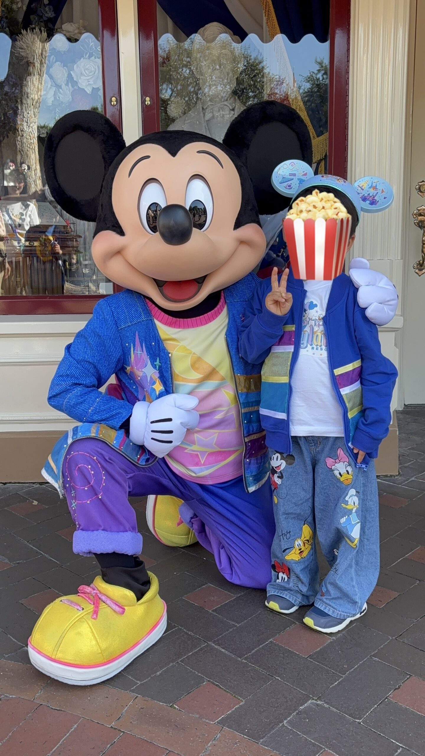 アナハイムディズニー70周年で息子にしゃがんでくれたミッキーとのツーショット
