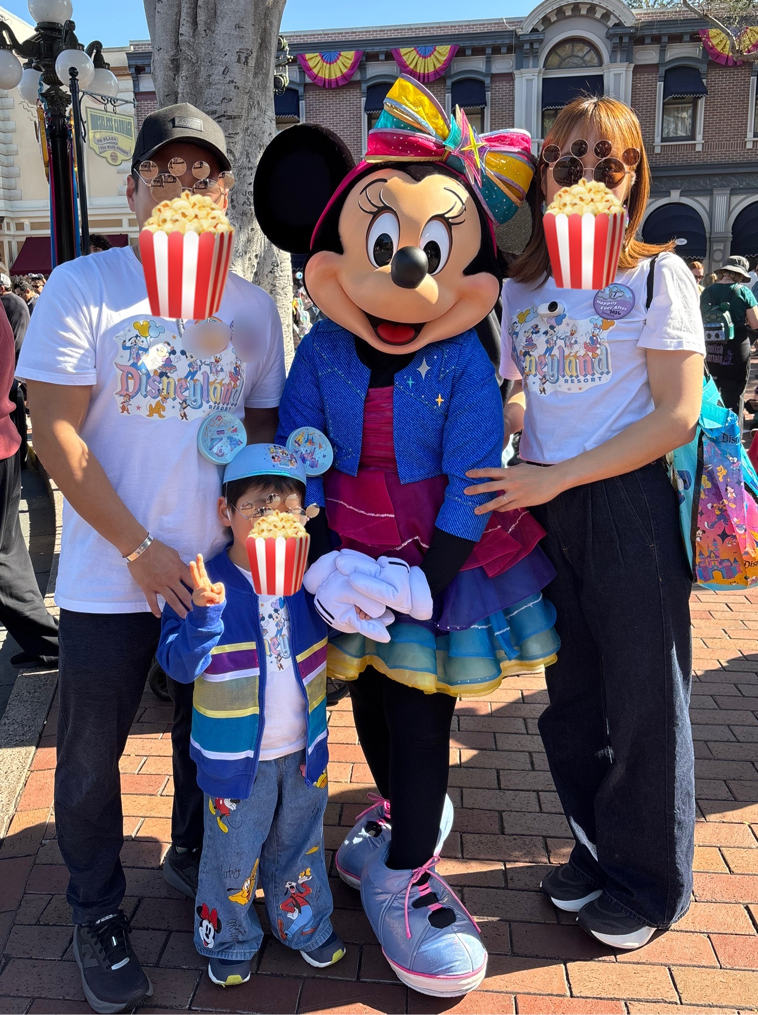 アナハイムディズニー70周年でミニーと家族3人で撮影したグリーティング写真。