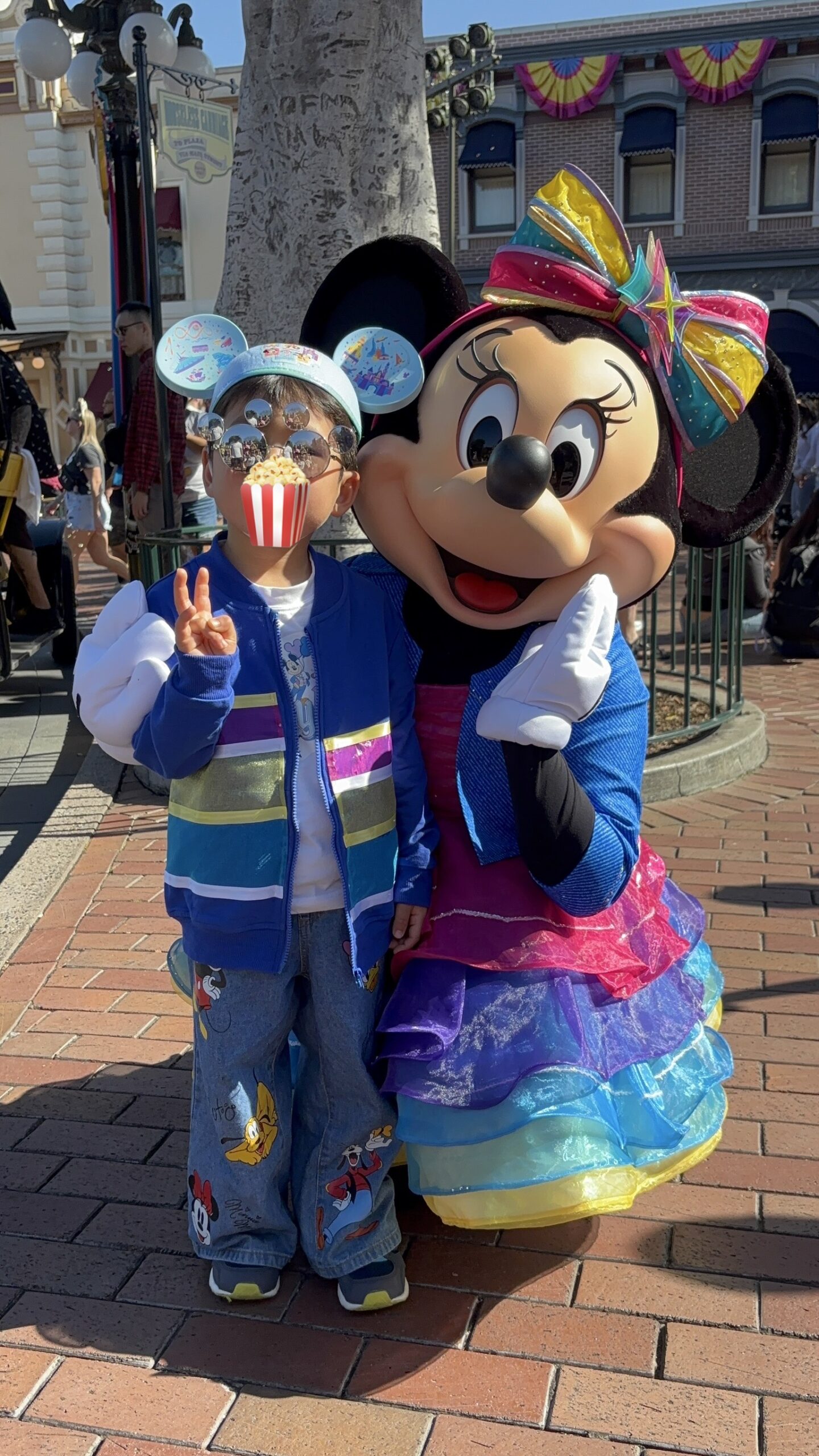 アナハイムディズニー70周年アウトフィットのミニーと息子のツーショット。息子に合わせてしゃがんでくれる優しいミニー。
