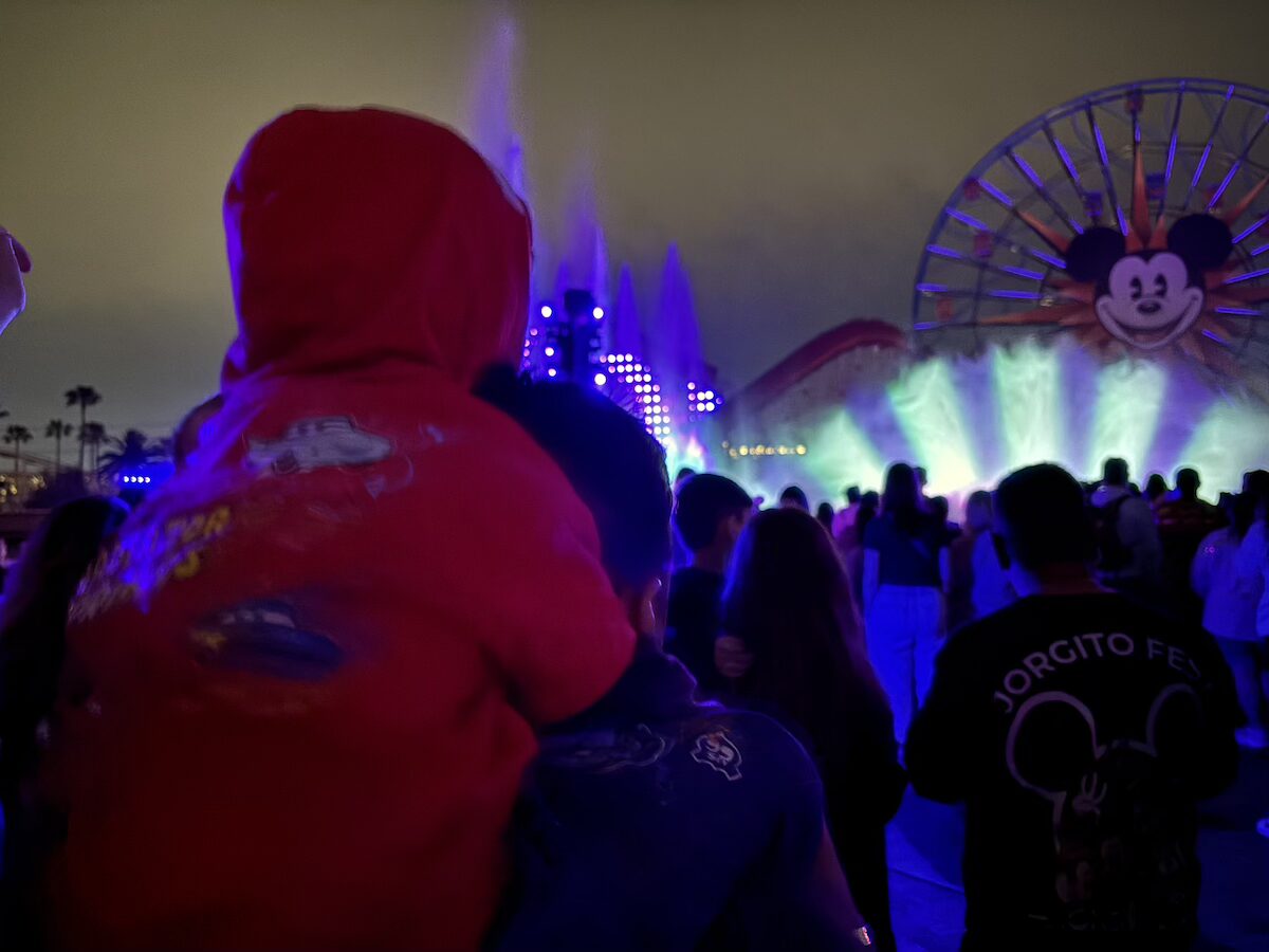 ディズニーカリフォルニアアドベンチャーのワールド・オブ・カラーを肩車で鑑賞する4歳の子ども