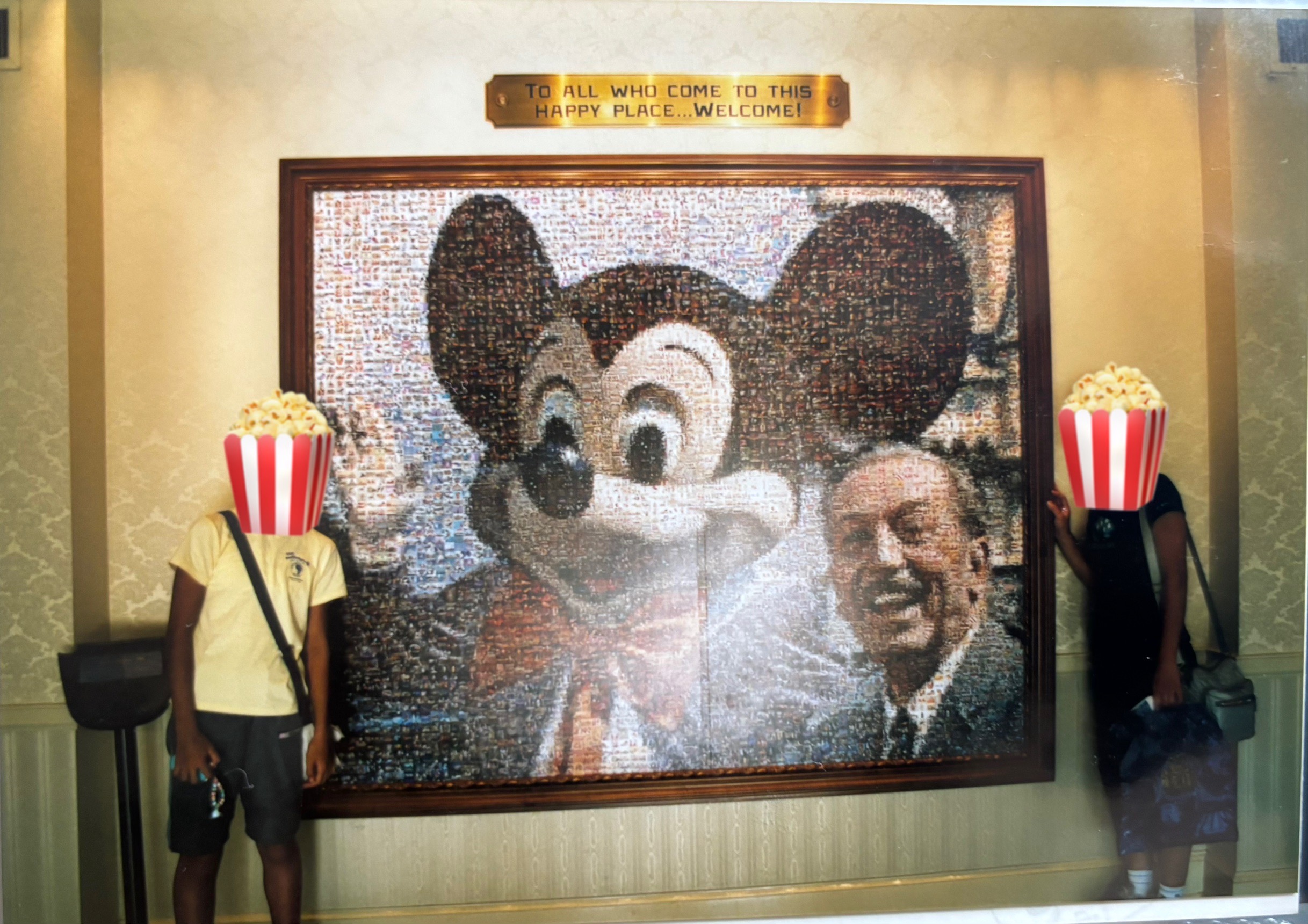 アナハイムディズニー50周年モザイクアートと母娘の記念写真