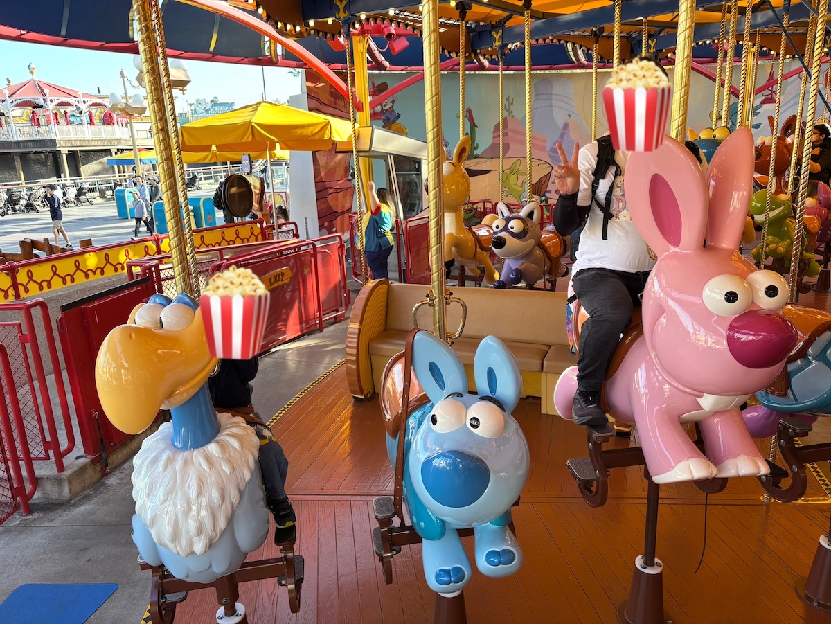 カリフォルニア・アドベンチャーのJessie’s Critter Carouselで動物に乗って楽しむ子供