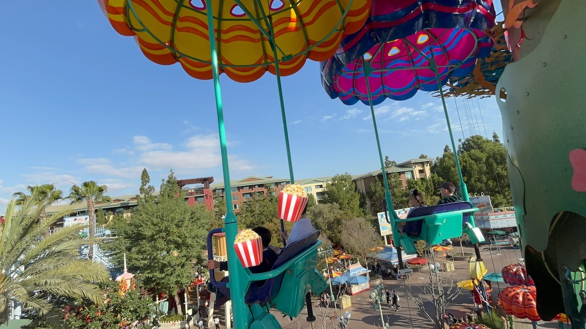 カリフォルニアアドベンチャーのJumpin' Jellyfishに乗っている子供