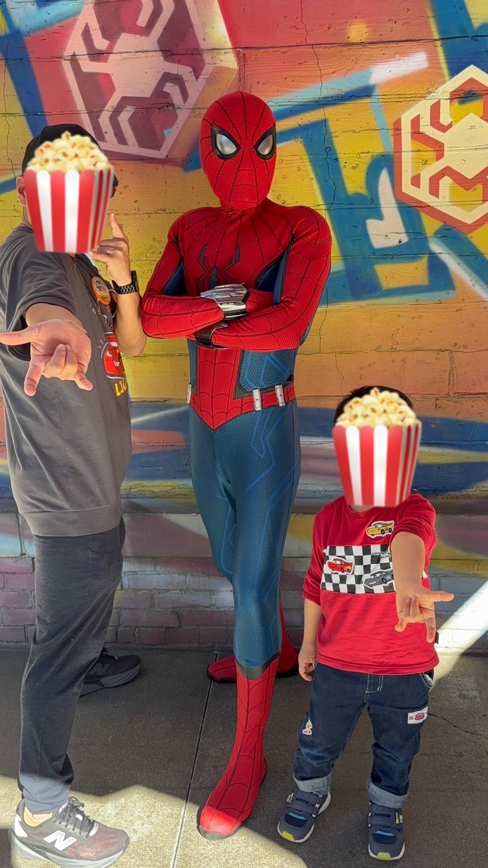 → アベンジャーズキャンパスでスパイダーマンと写真を撮る子ども