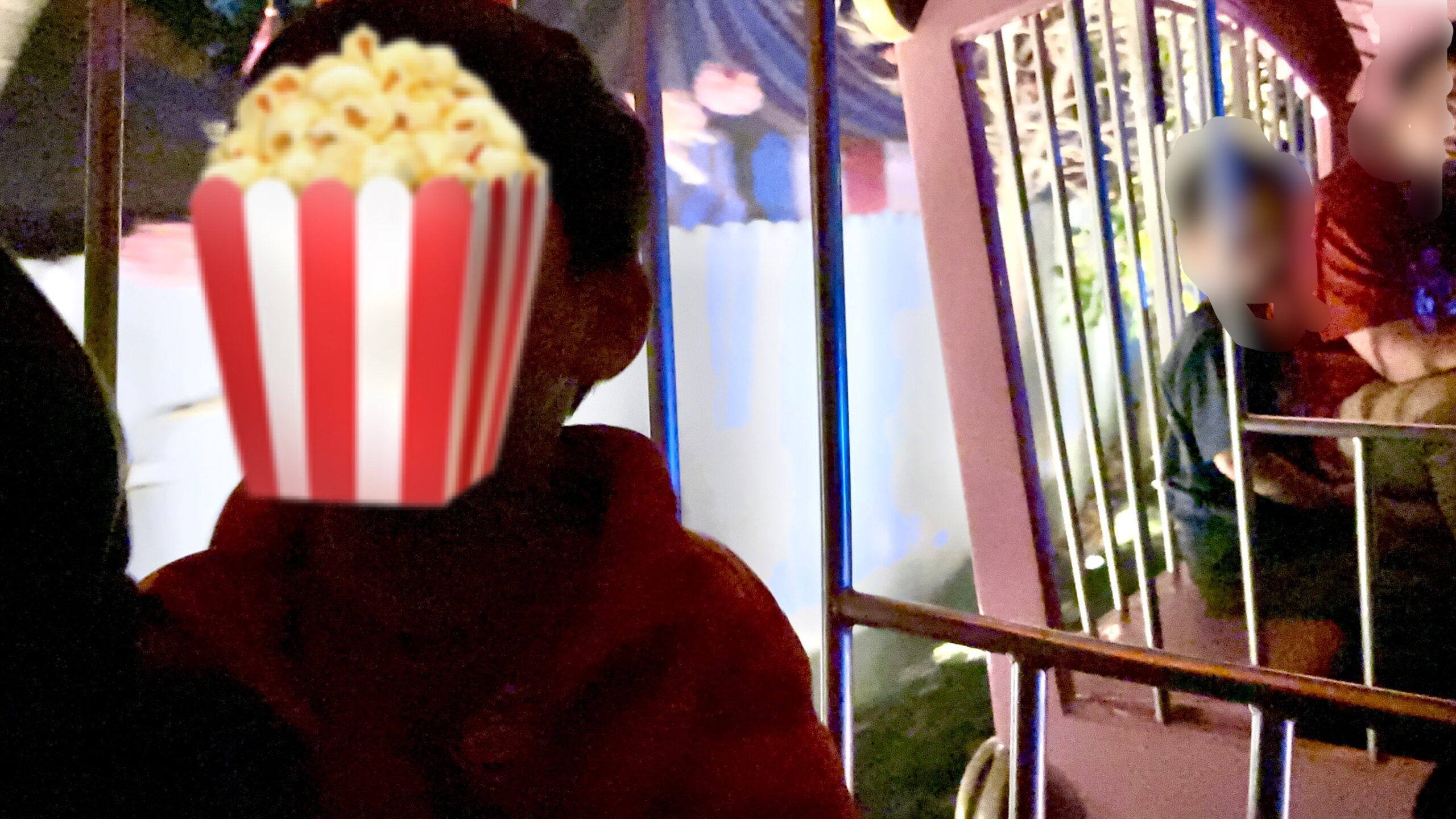 ディズニーランドの「Casey Jr. Circus Train」で檻型の車両に乗る子どもの様子(動いていて少しブレている写真)