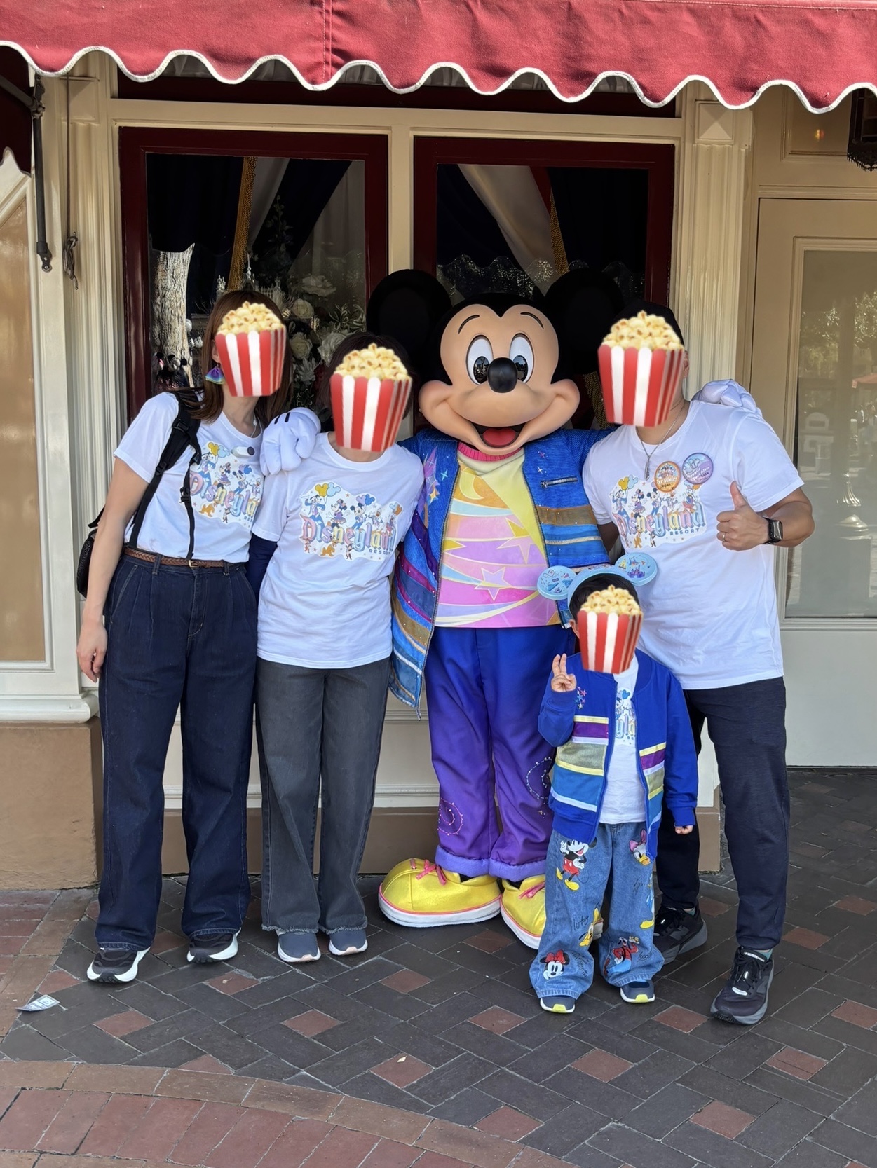 ディズニーランド70周年 ミッキーとの家族写真（母・私・主人・子ども）