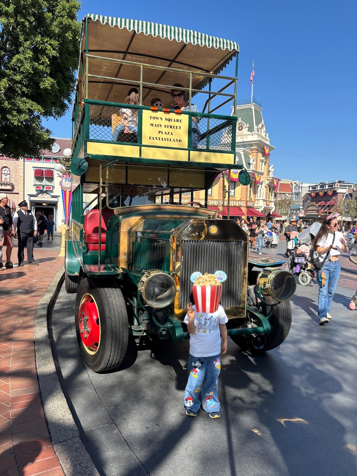 ディズニーランドのMain Street Vehicles「Omnibus」二階建てバスに乗車後の子供の写真
