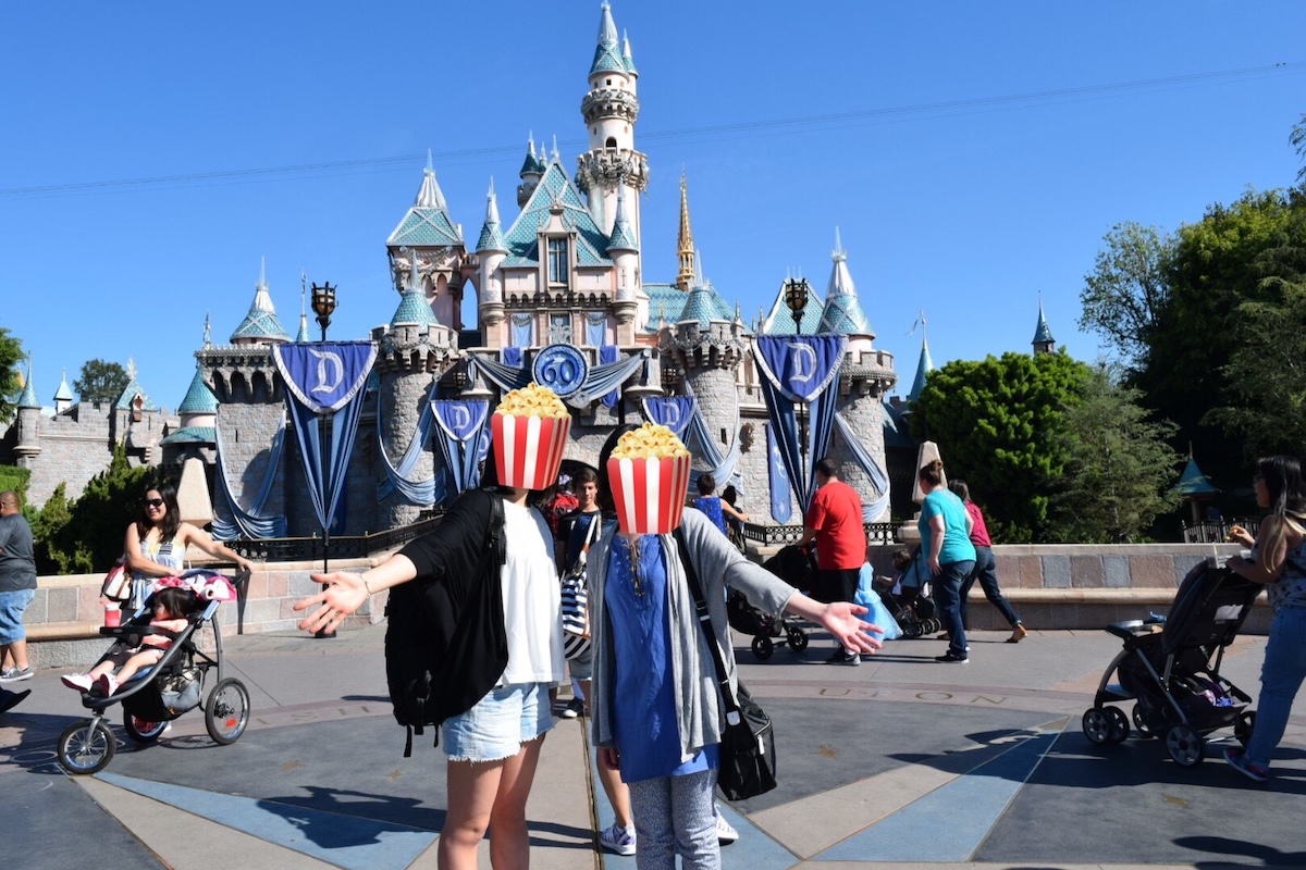 Disneyland 60周年 ダイヤモンドセレブレーション お城前 母との写真