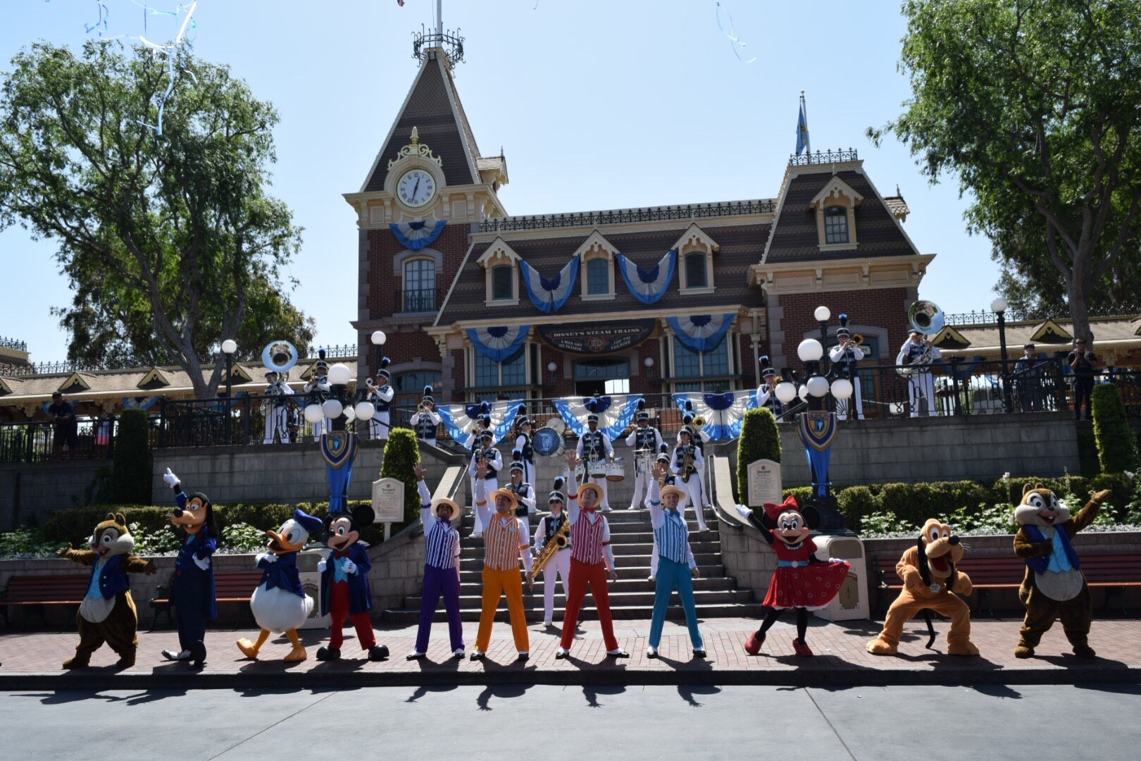 Disneyland 60周年 ダイヤモンドセレブレーション 駅前で踊るキャラクター