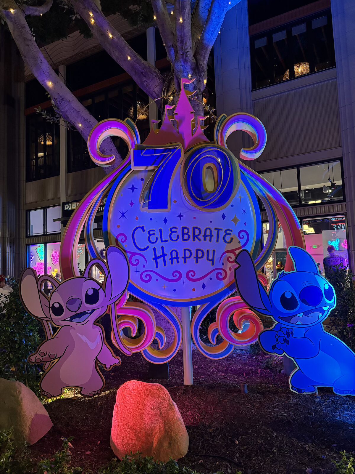 Disneyland 70周年 ダウンタウンディズニー スティッチとエンジェル フォトスポット
