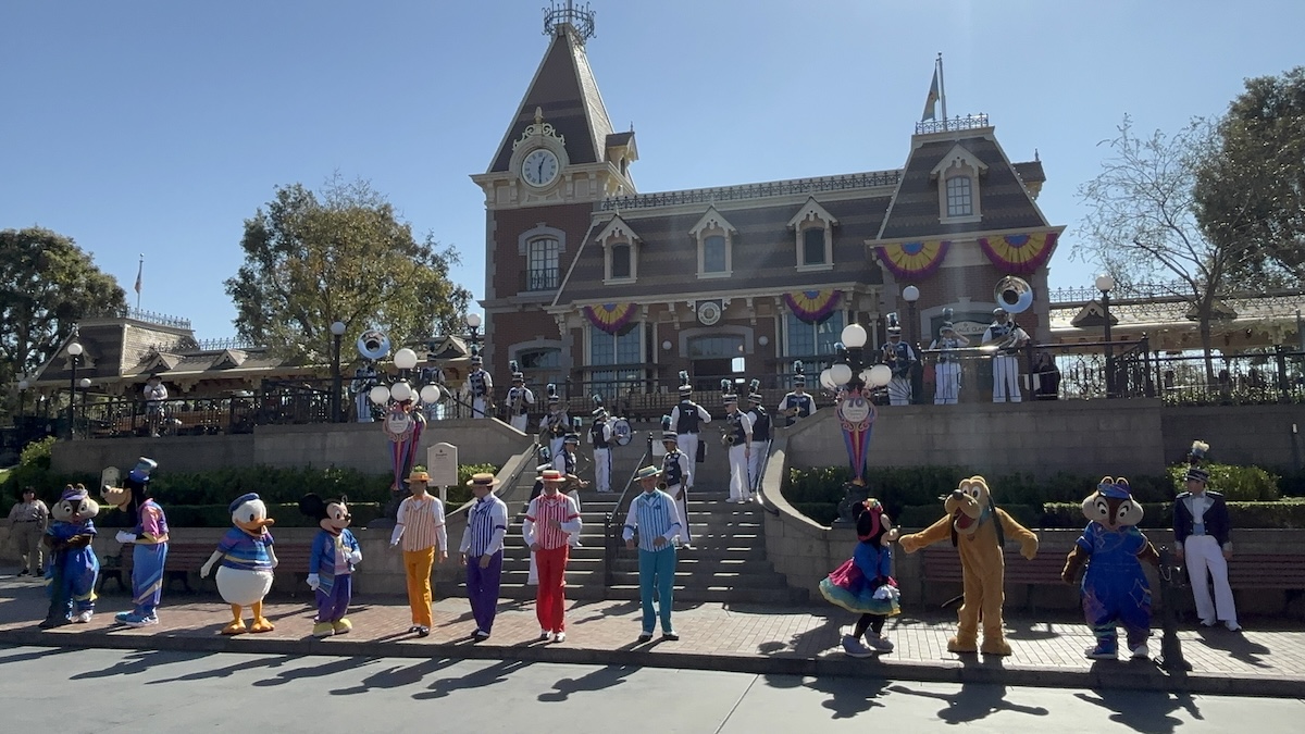 Disneyland 70周年 Celebrate Happy 駅前で踊るキャラクター