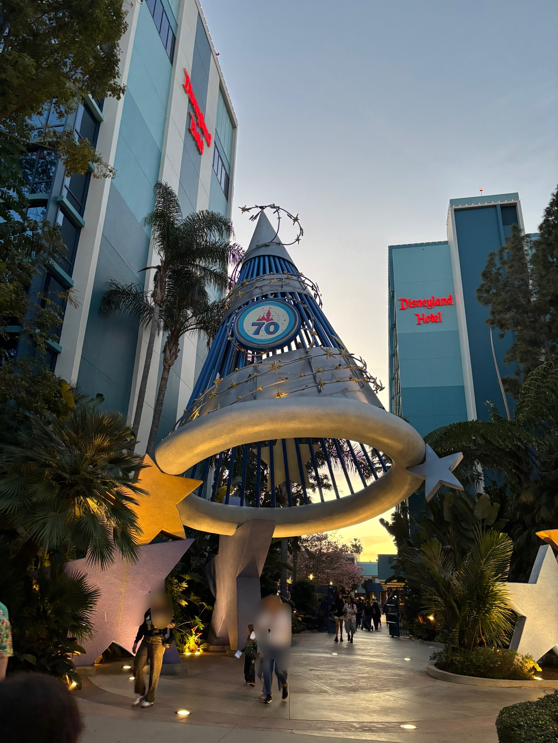 Disneyland Hotel 70周年 ソーサラーズ・ハット 記念フォト