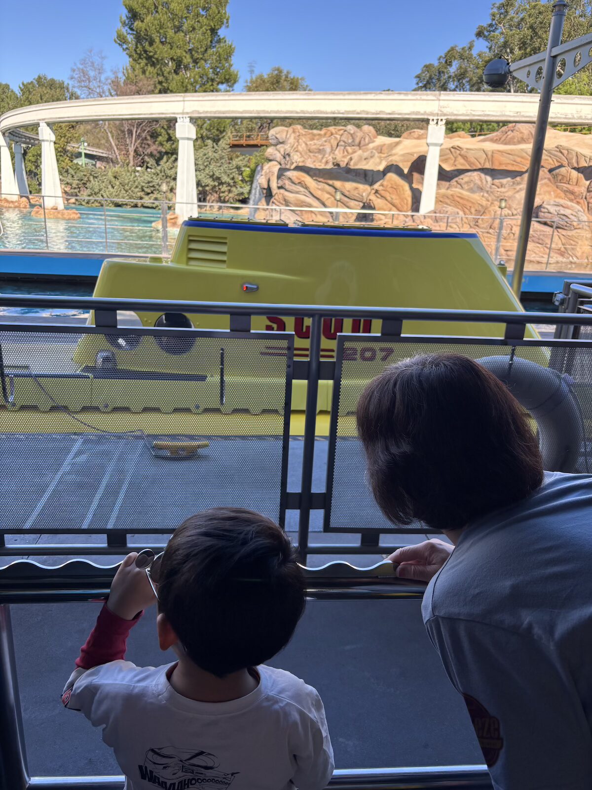 ディズニーランドのFinding Nemo Submarine Voyageで潜水艦を見つめる4歳の子ども