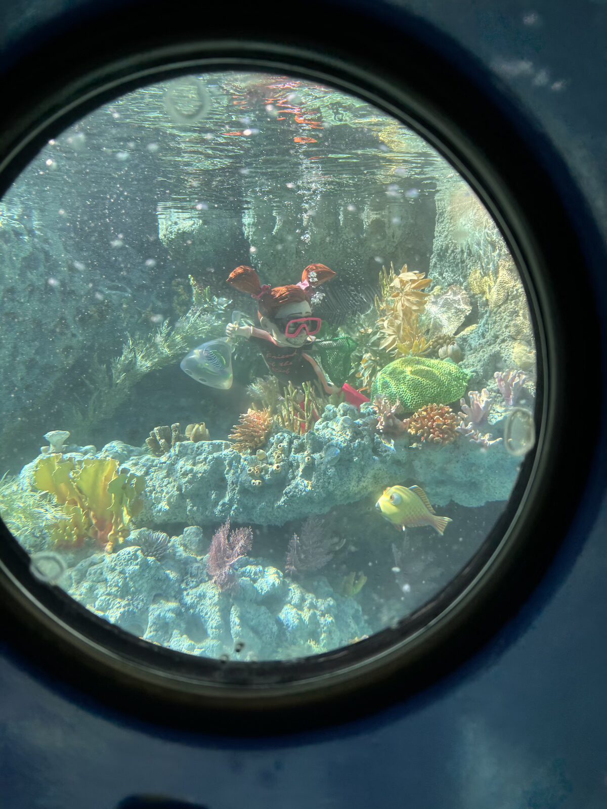 Finding Nemo Submarine Voyageの潜水艦の窓から見える海中シーン