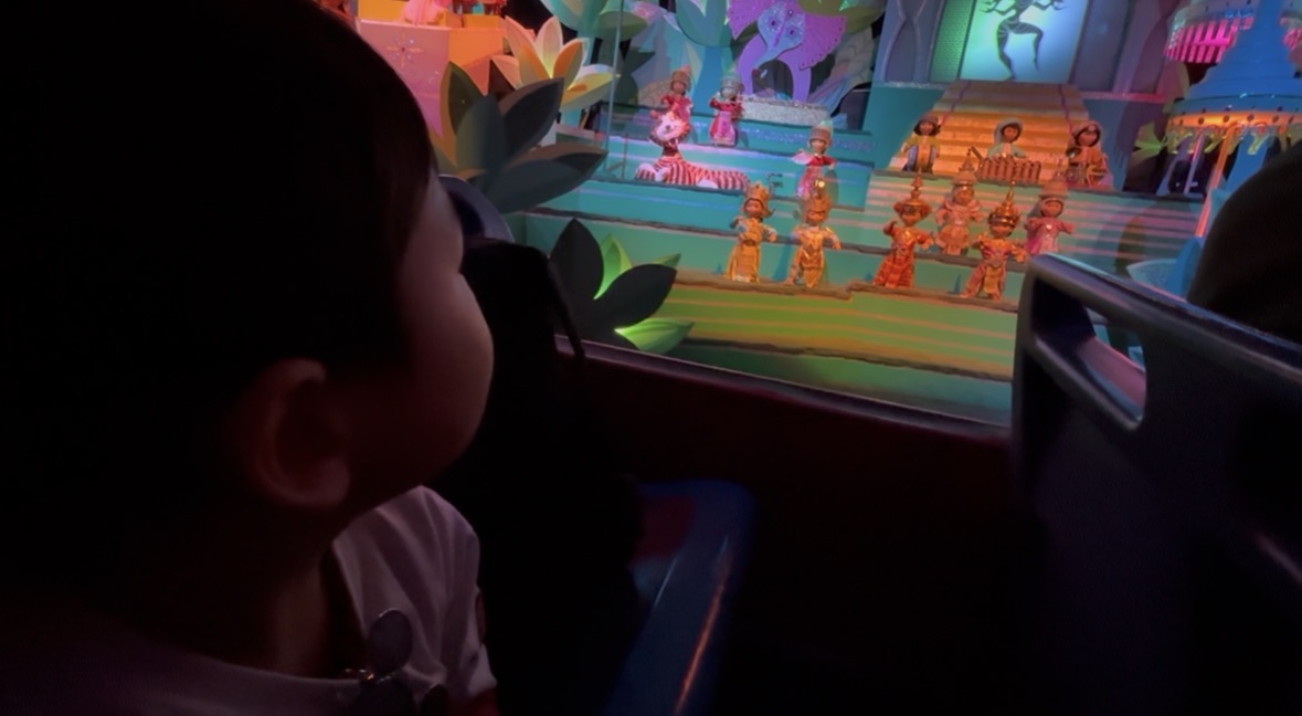 ディズニーランド「it's a small world」乗船中の子どもの様子