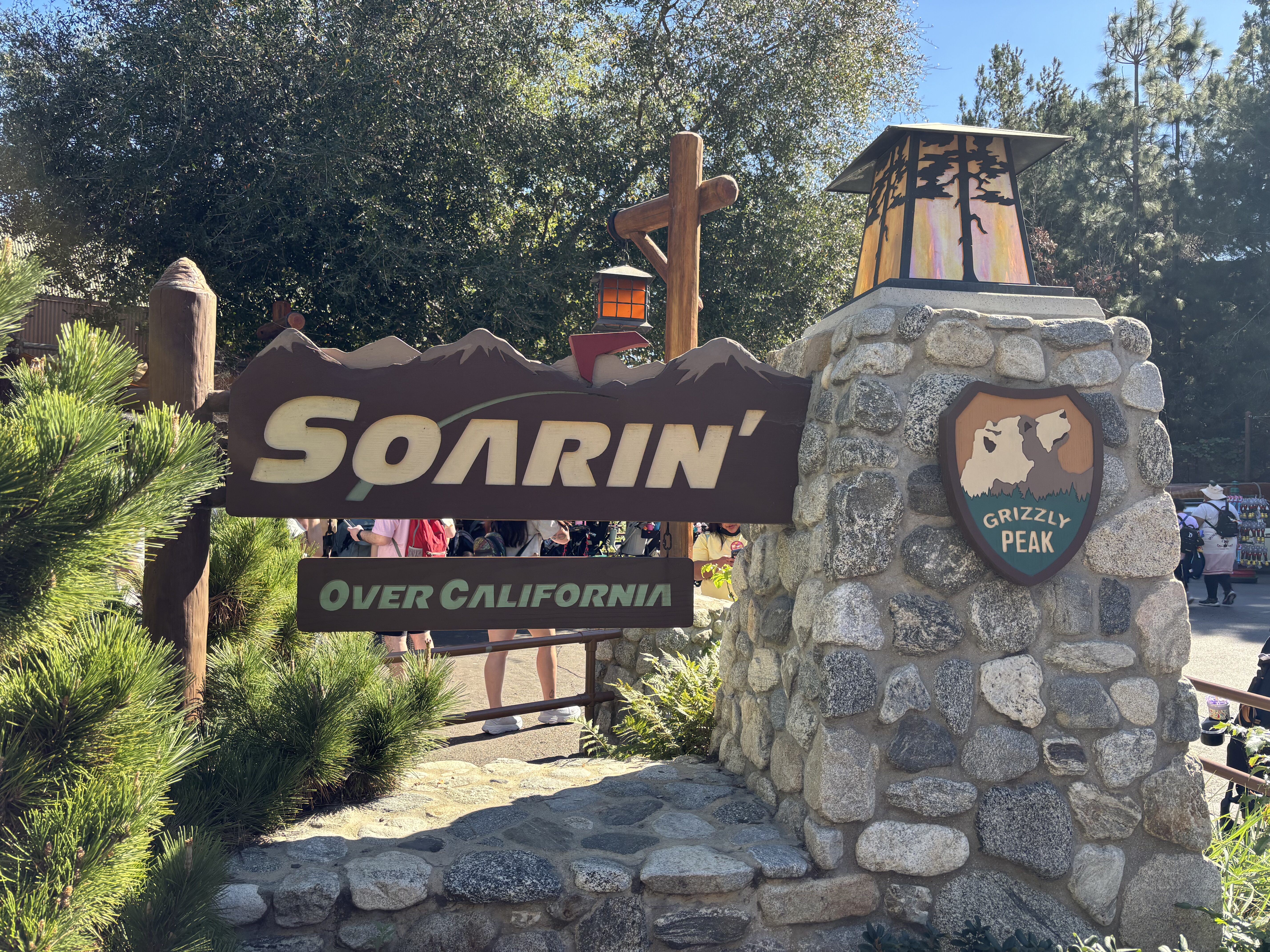 ソアリン:オーバー・カリフォルニアのエントランス看板(ディズニー・カリフォルニア・アドベンチャー)