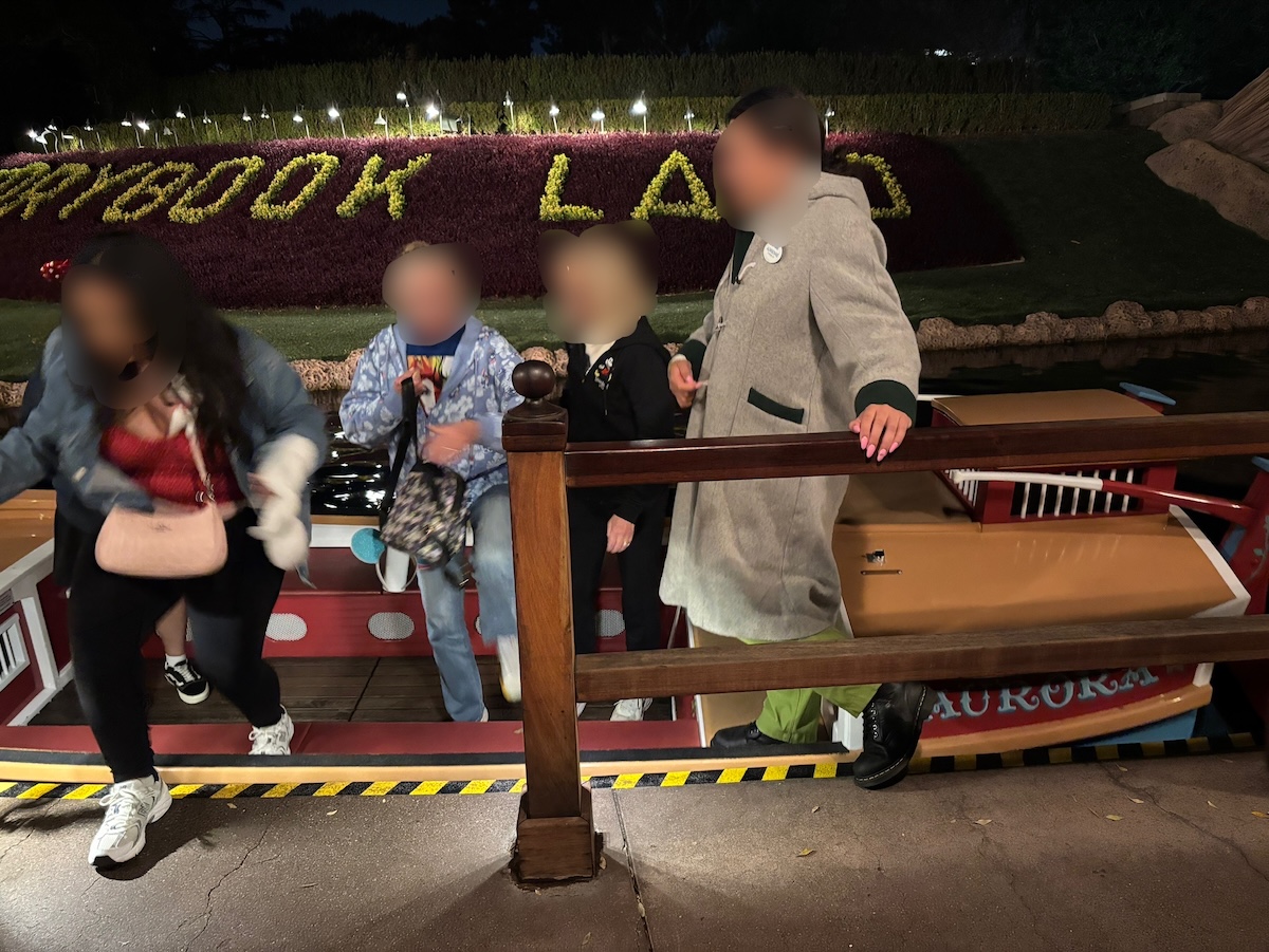 夜のStorybook Land Canal Boatsのボート