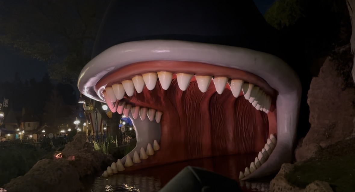 Storybook Land Canal Boats 鯨の口に入る直前の様子(夜)