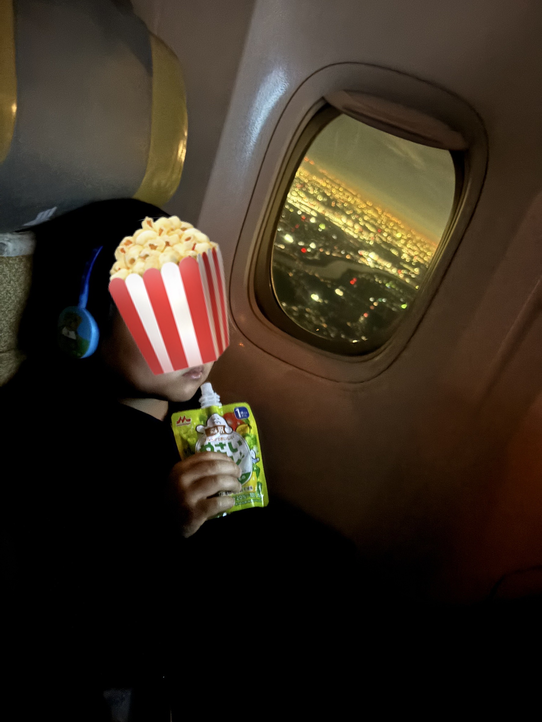飛行機内で森永の野菜ジュレを飲む子ども