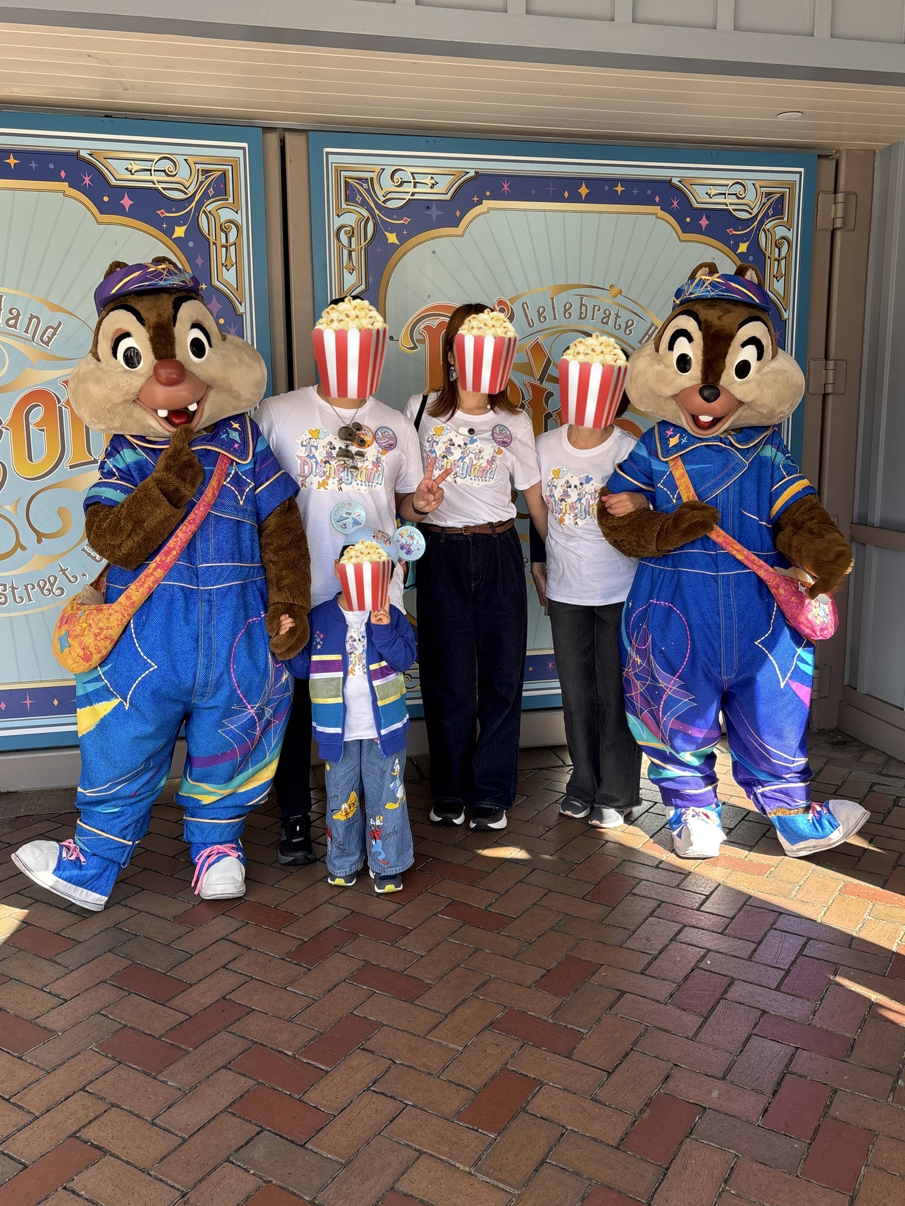 アナハイムディズニー70周年でチップとデールと母、主人、息子、私が撮影した家族グリーティング写真。