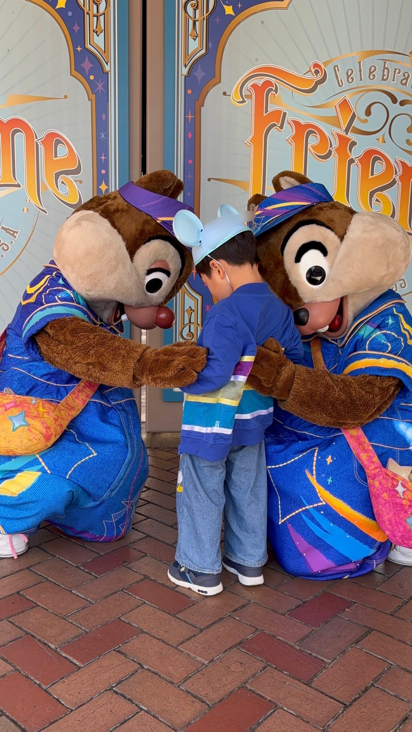 アナハイムディズニー70周年で息子が自分のTシャツをチップとデールに見せている写真。ふたりがしっかり覗き込んで見ている様子。