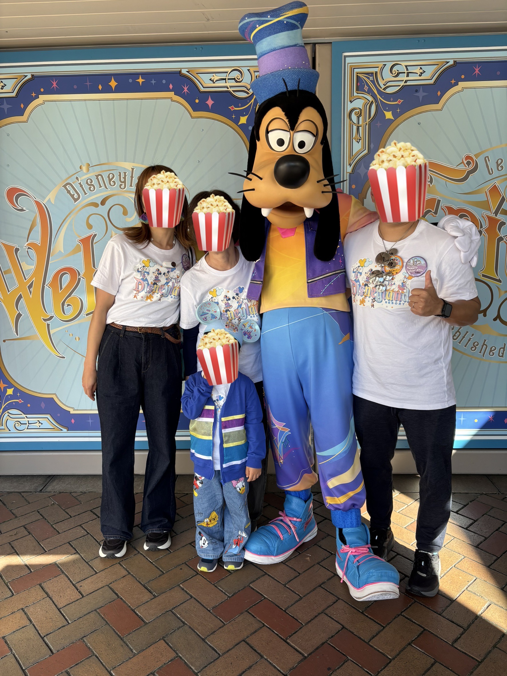 アナハイムディズニー70周年でグーフィーと母、主人、息子、私が撮影した家族グリーティング写真。