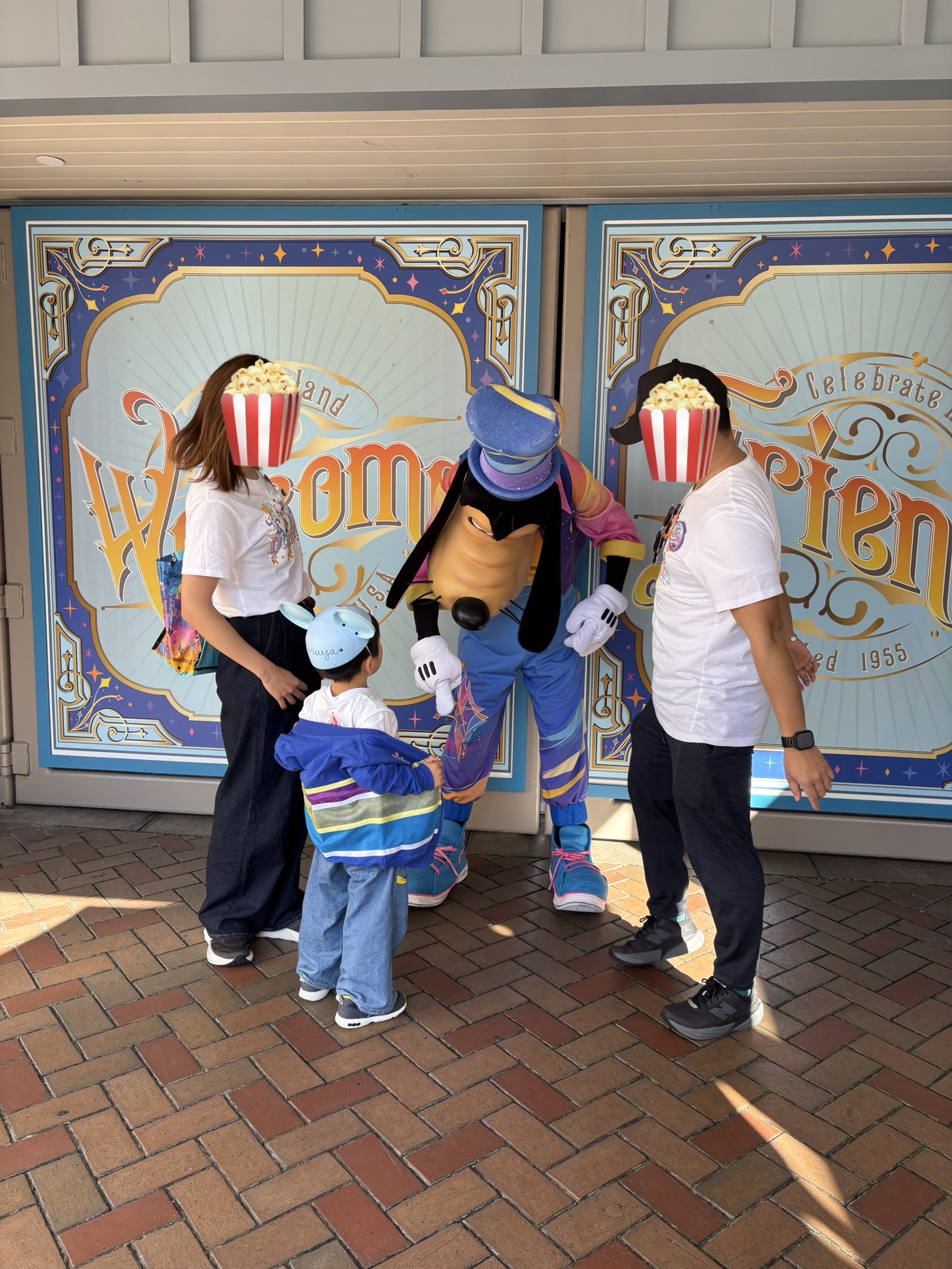 アナハイムディズニー70周年で、息子のTシャツのグーフィーに気づき指さしてくれたグーフィーとのグリーティング写真。