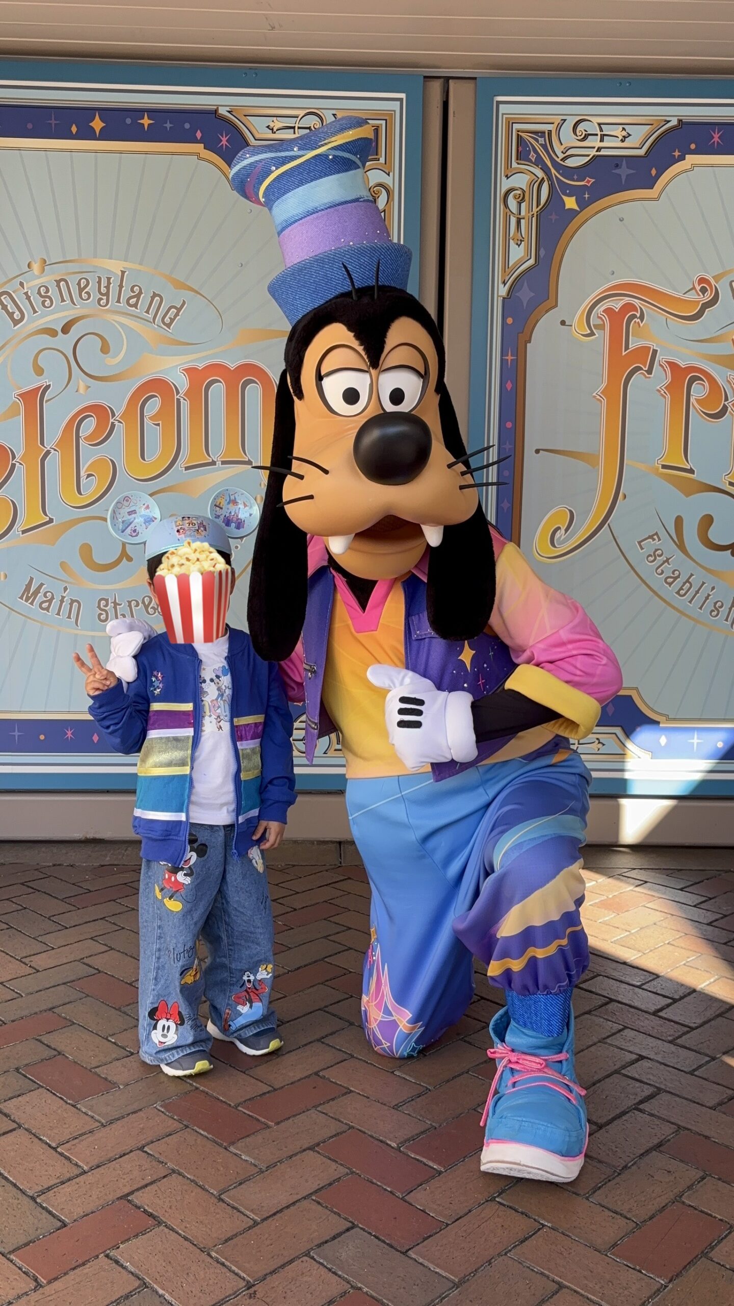 アナハイムディズニー70周年でグーフィーと息子が撮影したツーショット写真。