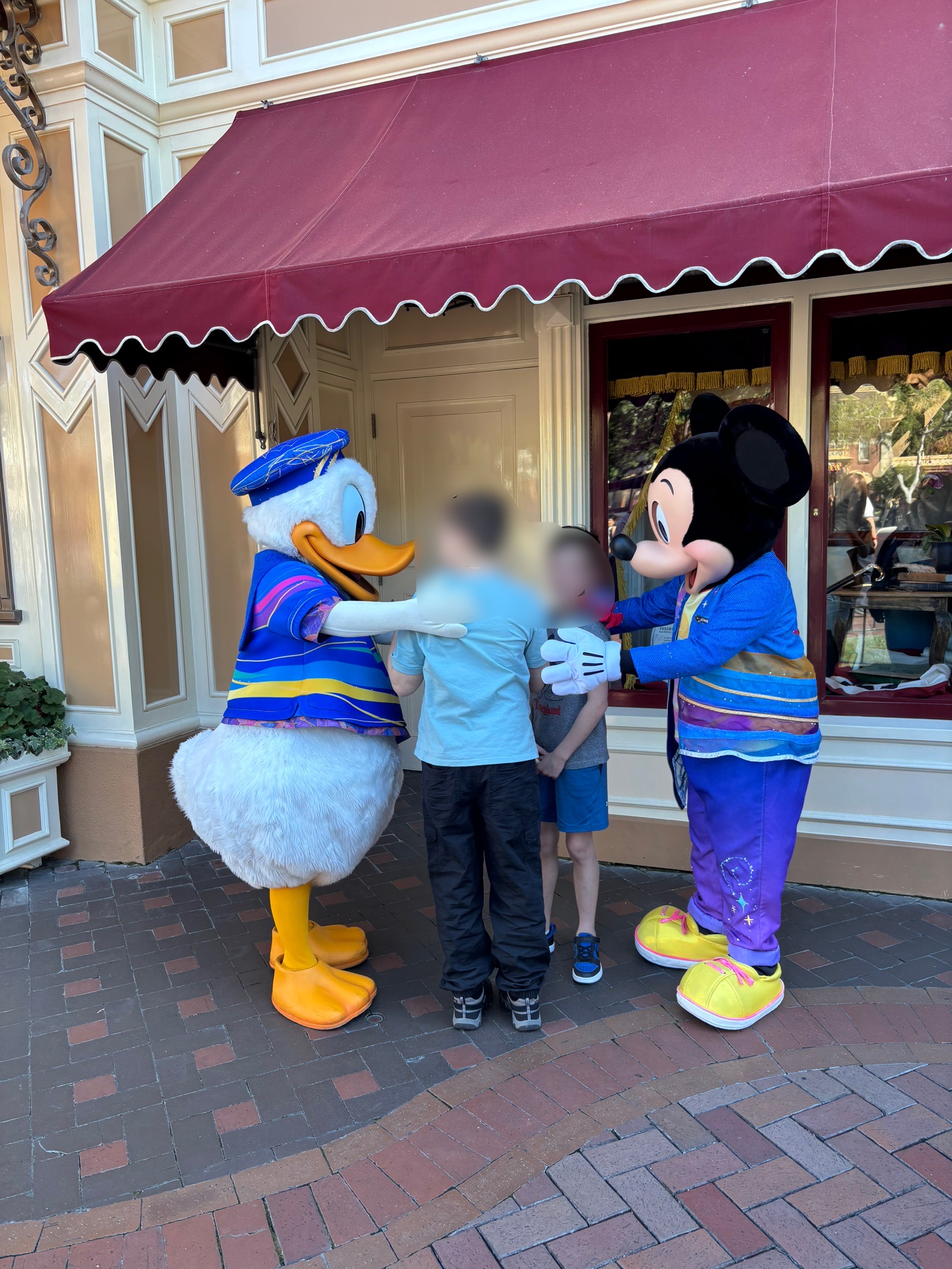アナハイムディズニーランド70周年コスチュームを着たミッキーマウスとドナルドダックのペアグリーティング写真