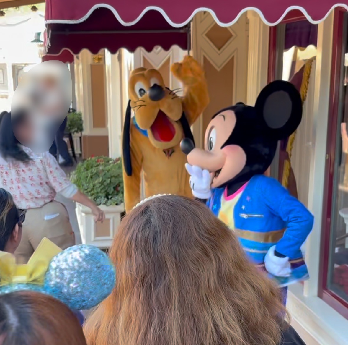 アナハイムディズニーランド70周年コスチュームを着たミッキーマウスとプルートのペアグリーティング写真
