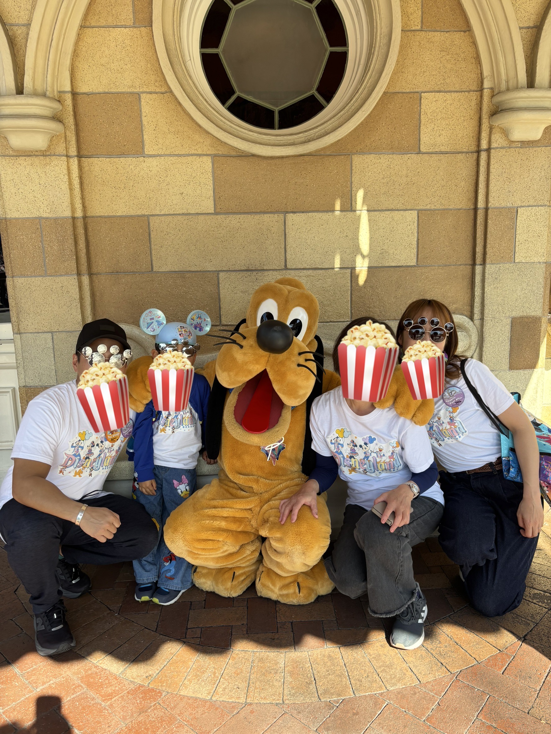 アナハイムディズニー70周年でプルートと母、主人、息子、私が撮影した家族グリーティング写真。