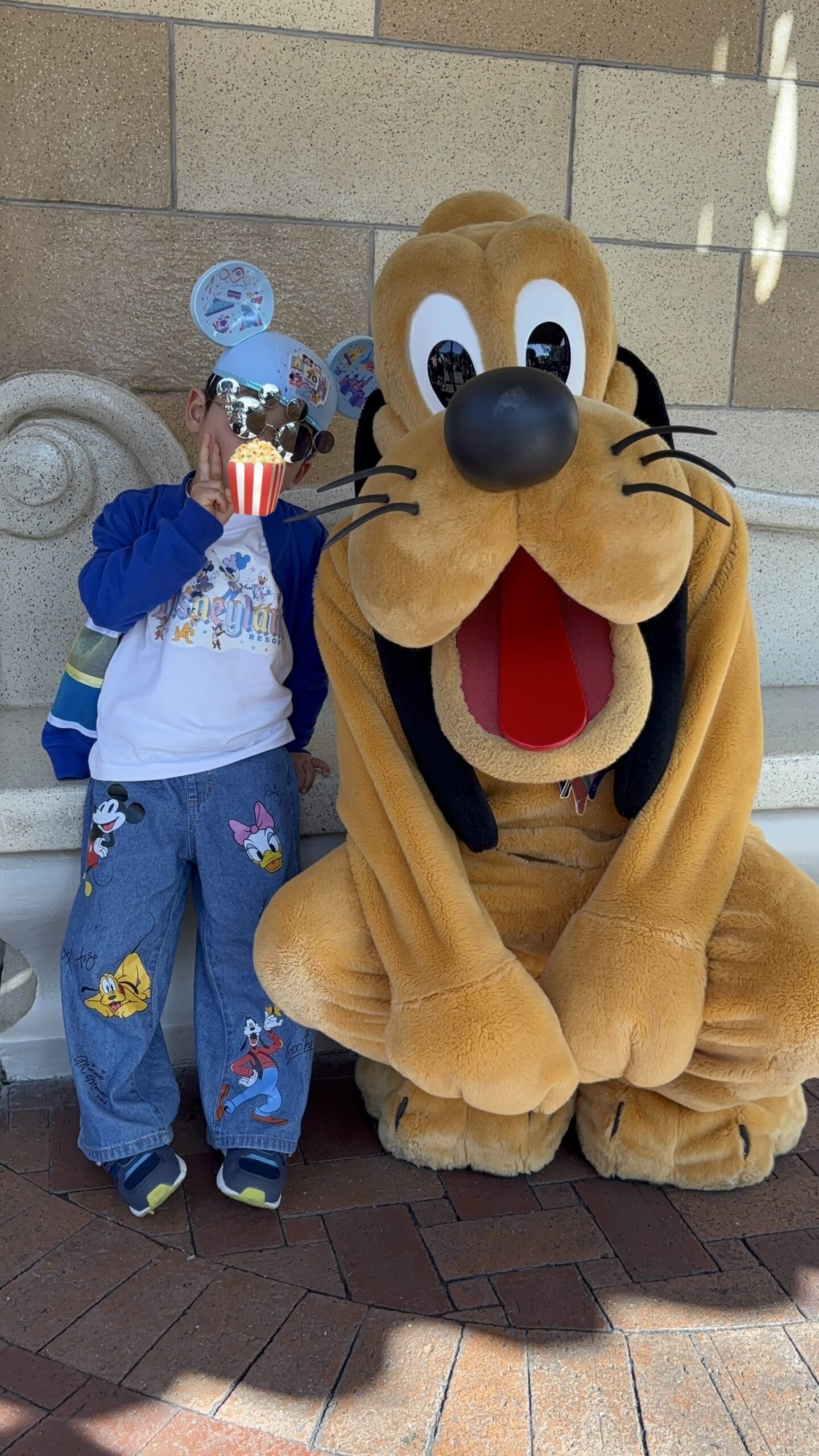 アナハイムディズニー70周年でプルートと息子が撮影したツーショット写真。プルートがしゃがんで目線を合わせている。