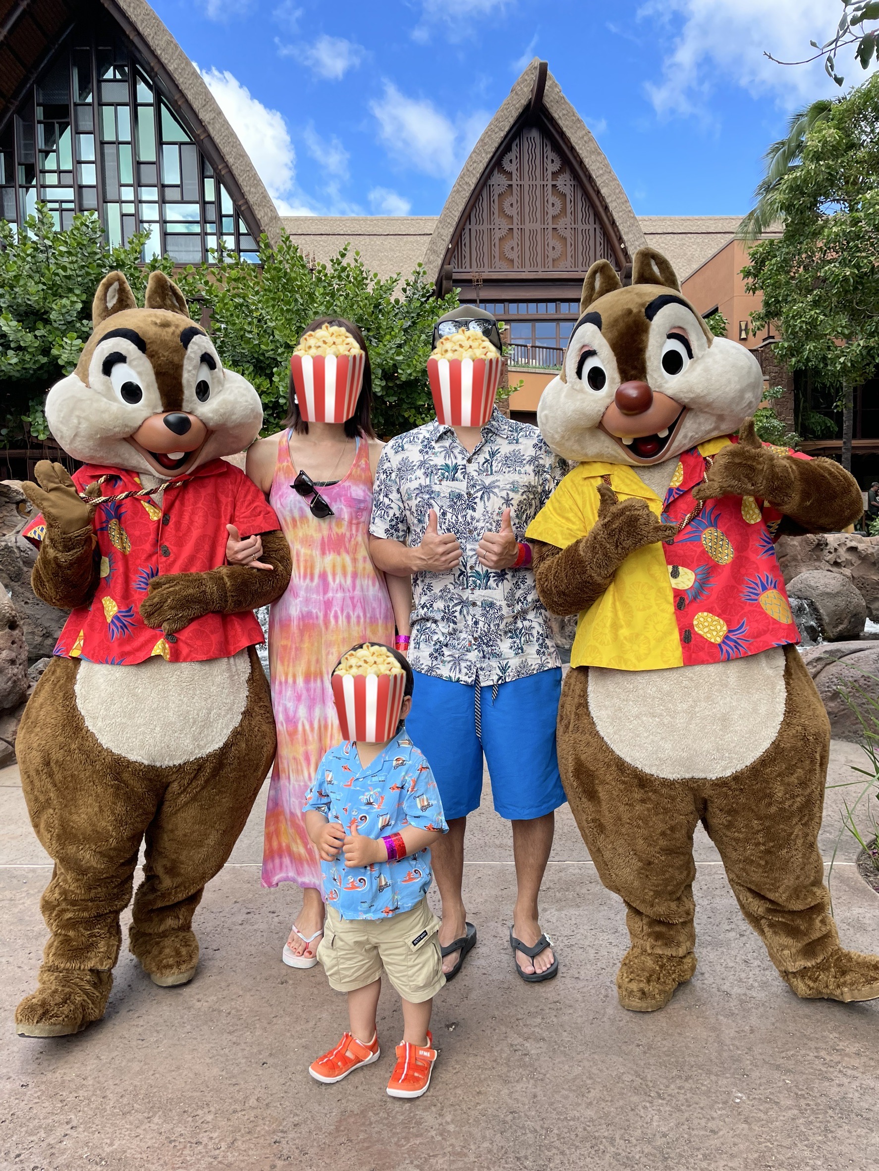 アウラニディズニーリゾートでチップとデールとキャラクターグリーティングする2歳の子ども